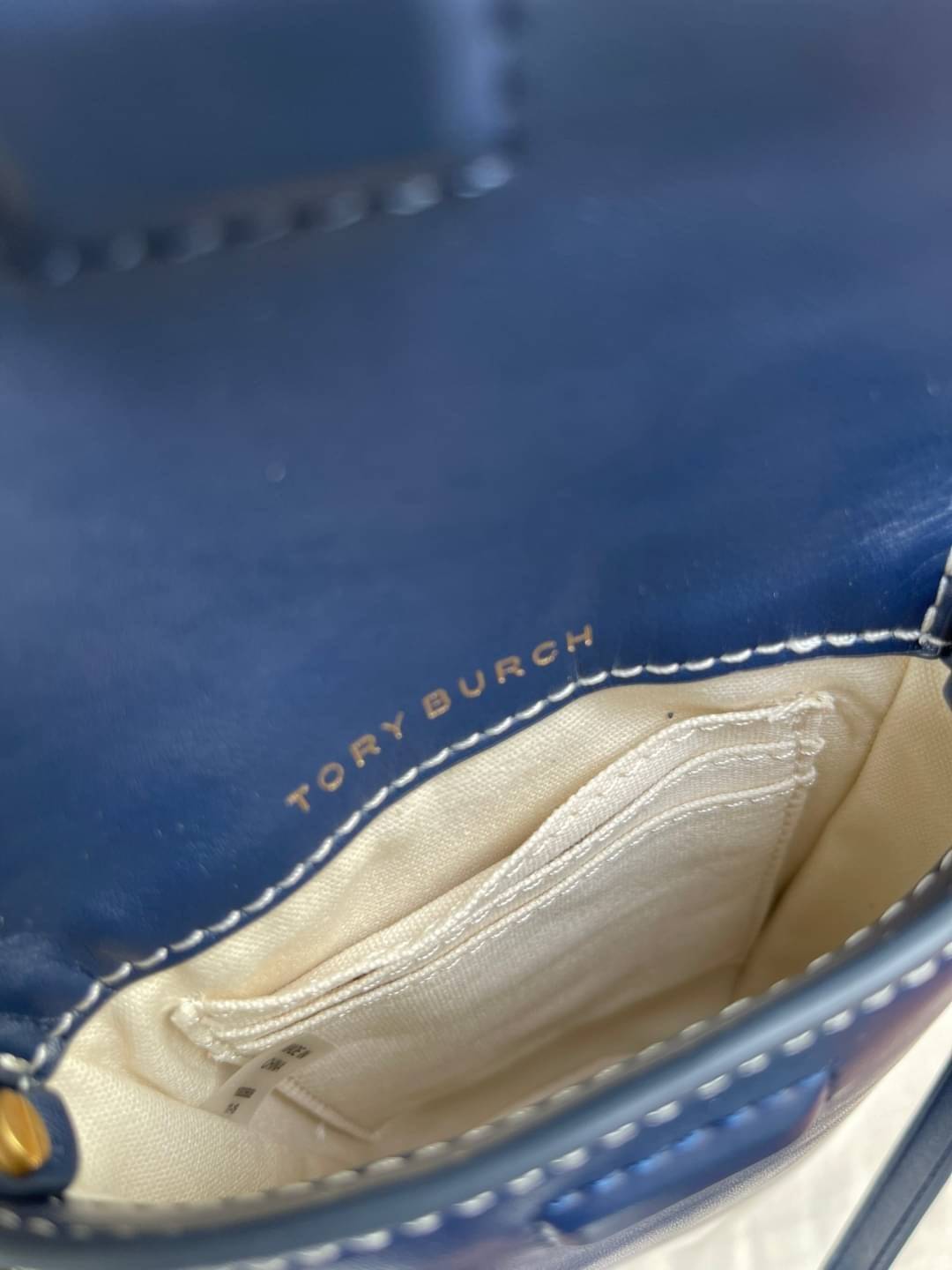 TORY BURCH MILLER METAL PHONE CROSSBODY อีกหนึ่งกระเป๋าใส่มือถือรุ่นฮิตที่เชื่อว่าหลาย ๆ คนต้องเคยเห็นผ่าน ๆ ตามาอย่างแน่นอน กับแบรนด์ Tory Burch ดีไซน์กระเป๋าทรงฝาพับแม่เหล็กใช้งานง่าย มาพร้อมดีเทล Logo สีเดียวกับเฉดสีของกระเป๋า แต่ยังมีความน่ารักด้วยทรง