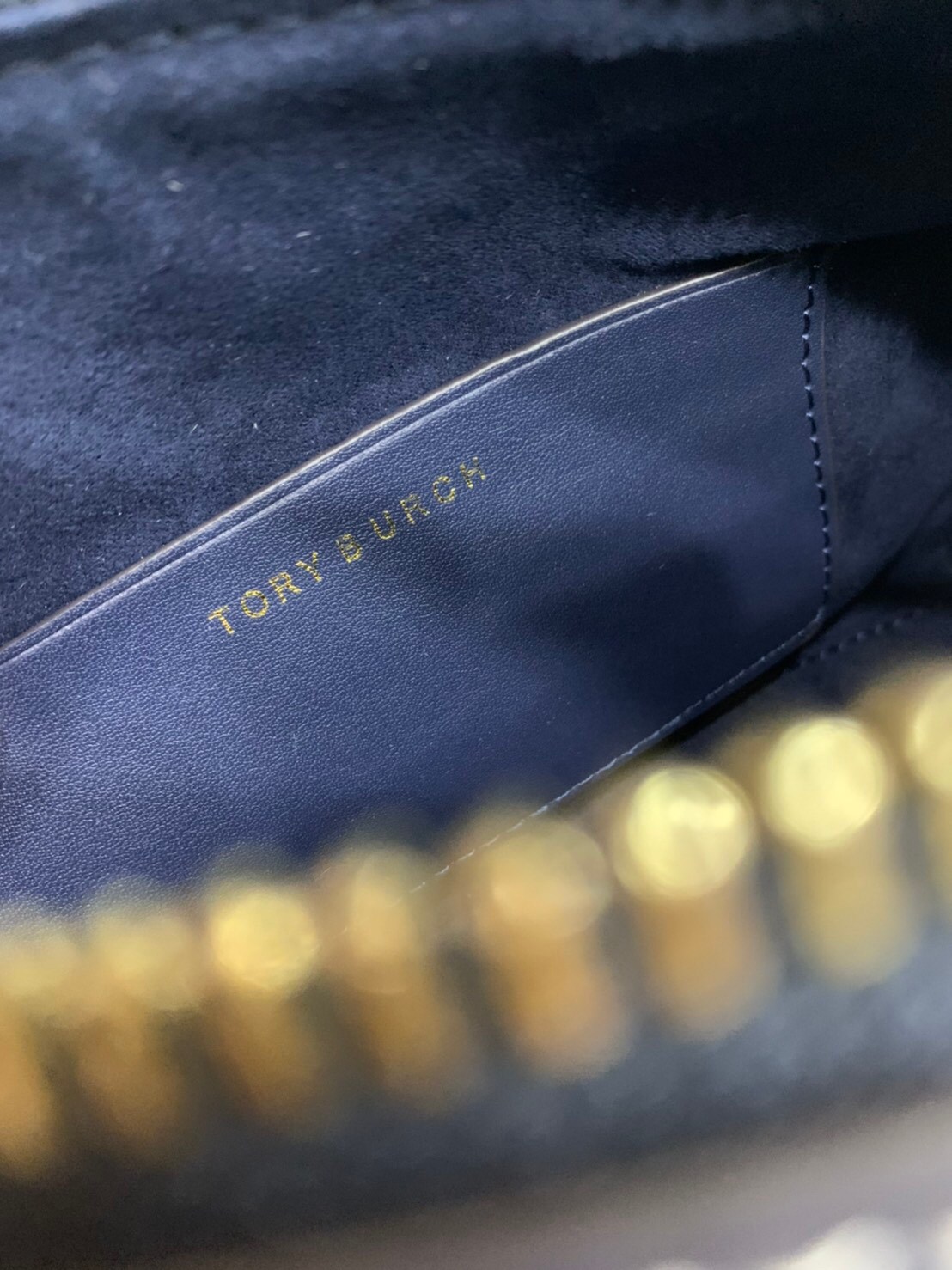 mini TORY BURCH FACTORY MONOGRAM JACQUARD BOSTON BAG กระเป๋าทรงหมอนรุ่นใหม่ล่าสุดจาก TORY BURCH FACTORY วัสดุ Woven Jacquard & Leather ในลาย Jacquard จะถือหรือสะพายก็สวยหรู ทรง Boston อะไหล่ทอง