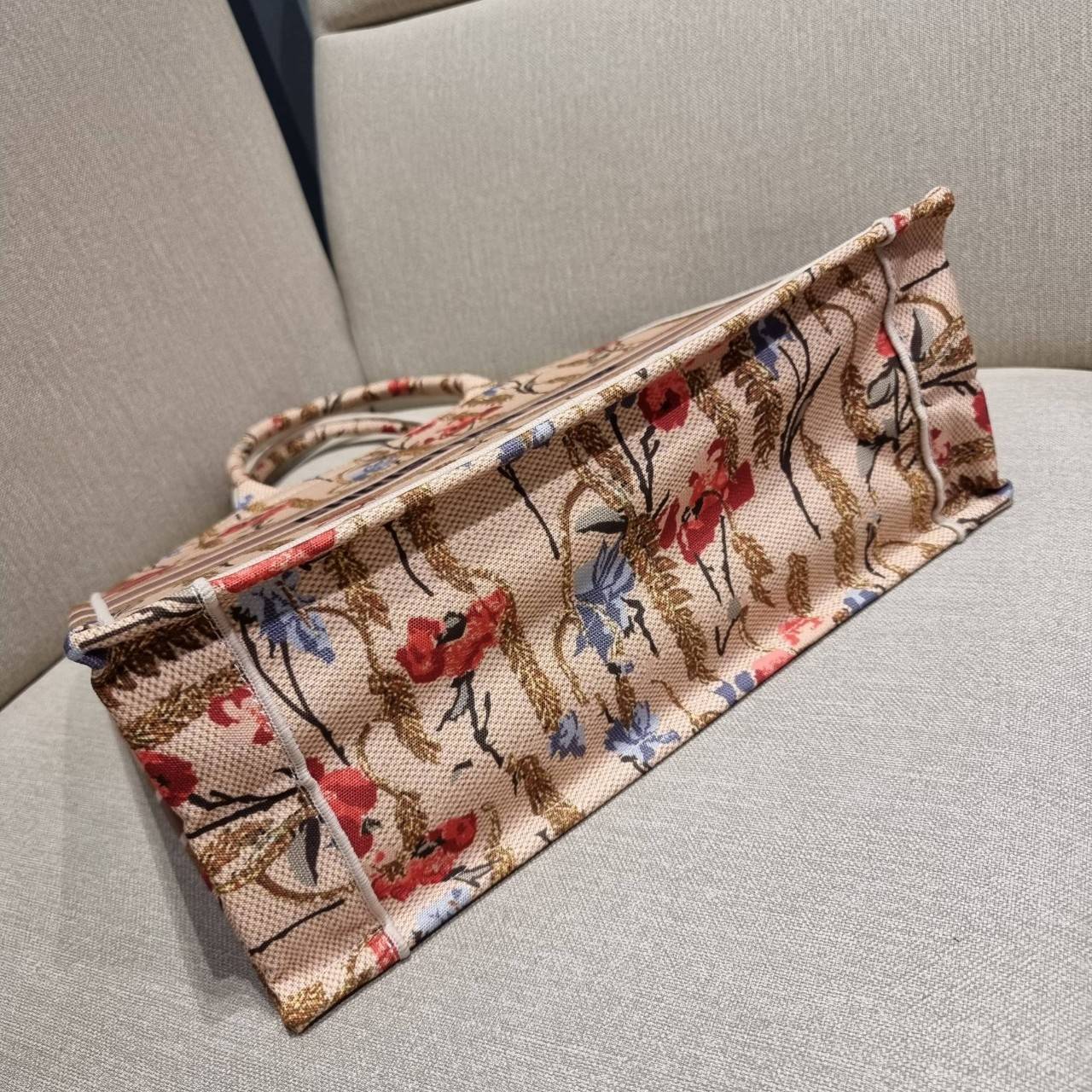 VIP 】HOT ARRIVAL!! DIOR CD SHOPPING BAG WITH GWP กระเป๋าทรงช้อปปิ้งใบใหญ่ จุใจ!! พรีเมี่ยมกิ๊ฟรุ่นดับเบิ้ลฮอต ดีไซน์คลาสสิควินเทจ สวยหรู วัสดุผ้าแคนวาสลายกราฟฟิค ภายในโล่งกว้างมากๆ ใส่ของจุสุดๆ โน้ตบุ้ค ไอแพด กระเป๋าสตางค์ มือถือ หรือเสื้อผ้ายังได้ สะพายค