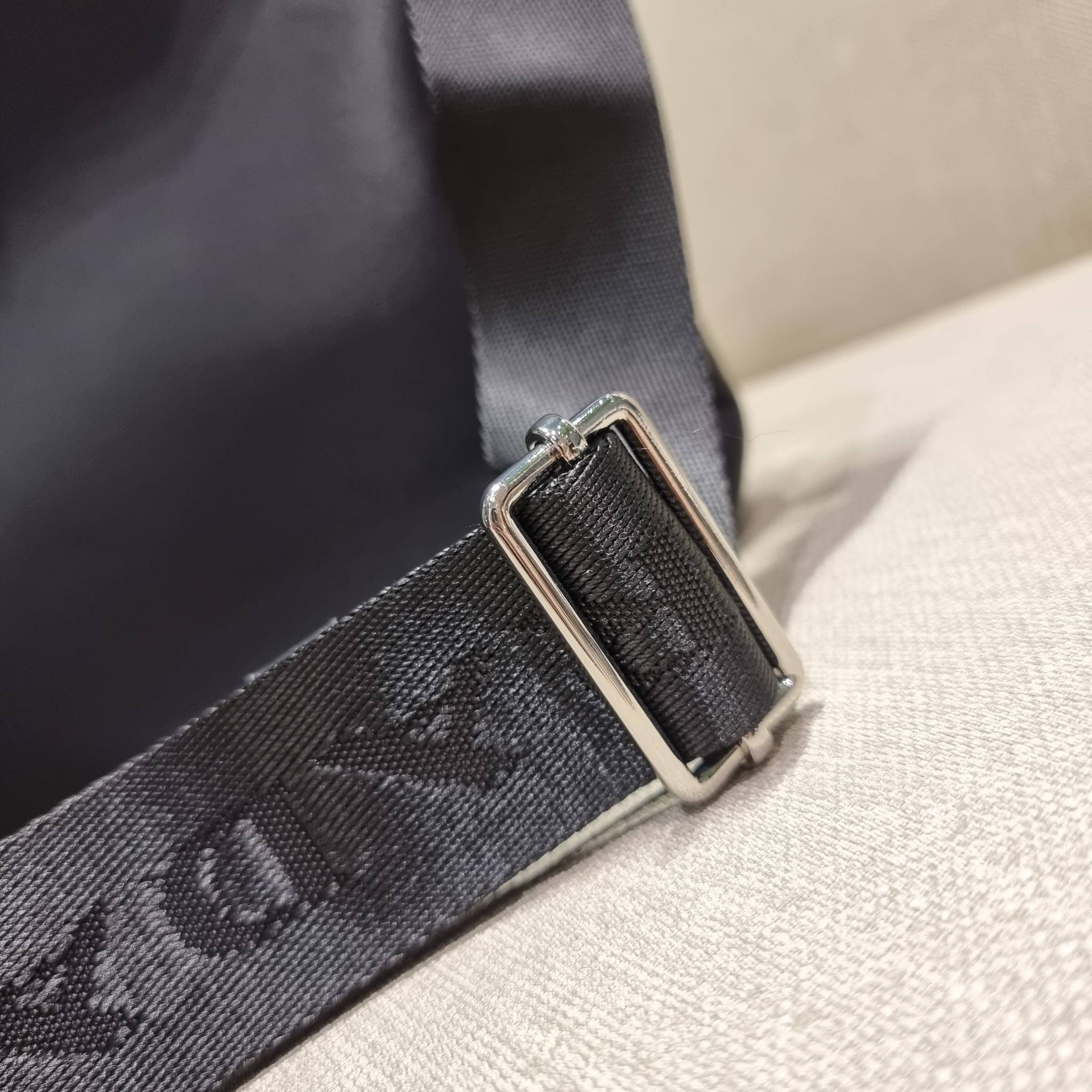 PRADA RE-NYLON TESUTO TOTE BAG กระเป๋าทรงช้อปปิ้ง ขนาดกำลังสวย รุ่นหายาก ขายดีตลอดกาล!!ด้วยรูปทรงที่ใช้งานง่ายและสะดวก ทำให้ครองใจทั้งสาวๆและหนุ่มๆได้ไม่ยาก วัสดุผ้าไนล่อนคุณภาพ พร้อมใบลูก ไว้ใส่เหรียญ ใส่กุญแจได้สารพัด ปากกระเป๋ามีซิปปิดกันของหล่น ภายในเ