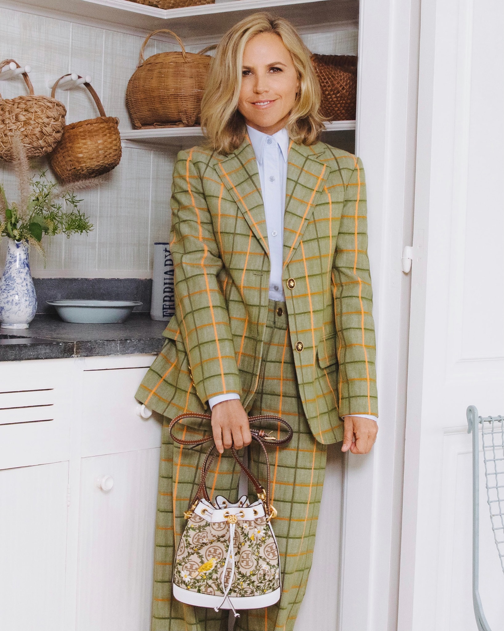 TORY BURCH T Monogram Jacquard Embroidered Bucket Bag แรร์ไอเท็มรุ่นยอดฮิต ใบใหญ่ไซส์กำลังดี!! ที่สุดของรุ่นที่ตามหา!! สวยสุดกับดีไซน์ลายปัก ที่ดูแพง!! กระเป๋าบัคเก็ตทรงสวย