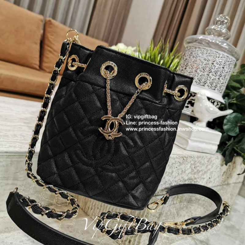 Chanel Crossbody Bag With Chain VIP Gift With Purchase (GWP) รุ่น Limited พรีเมี่ยม Chanel Perfume Counter ทรง Bucket Bag วัสดุหนังคาเวียร์ลายตารางเปิดปิดแบบDrawstringและแถบหนังคาดกลางประดับอะไหล่แบรนด์สีทอง ภายในมีโลโก้และช่อง1ซิป หัวซิปแบรนด์ ใส่มือถือ 