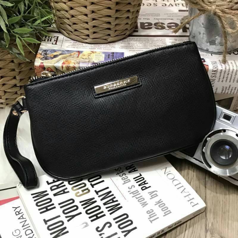 BURBERRY FRAGRANCES SIMPLE PURSE WRISTLET Gift With Purchase Limited Edition พรีเมี่ยมกิ๊ฟจากเคาน์เตอร์น้ำหอม BURBERRY FRAGRANCES วัสดุหนัง Saffiano สีดำประดับโลโก้แบรนด์สีทอง มีสายคล้องมือ เปิดปิดด้วยซิป ภายในมีโลโก้ สามารถใส่มือถือได้ทุกรุ่น ใส่แบงก์พัน