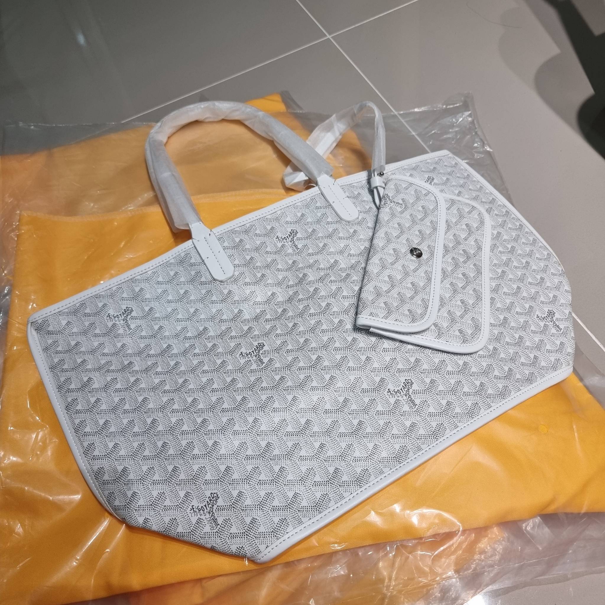 GOYARD ANJOU REVERSIBLE TOTE กระเป๋าสะพายทรงโท้ท ใบใหญ่จุใจ!! กลับด้านใช้ได้ทั้ง 2 ด้าน มาครบสีขายดี เลิศทุกสี รูปทรงคลาสสิค ดีไซน์เป็นเอกลักษณ์