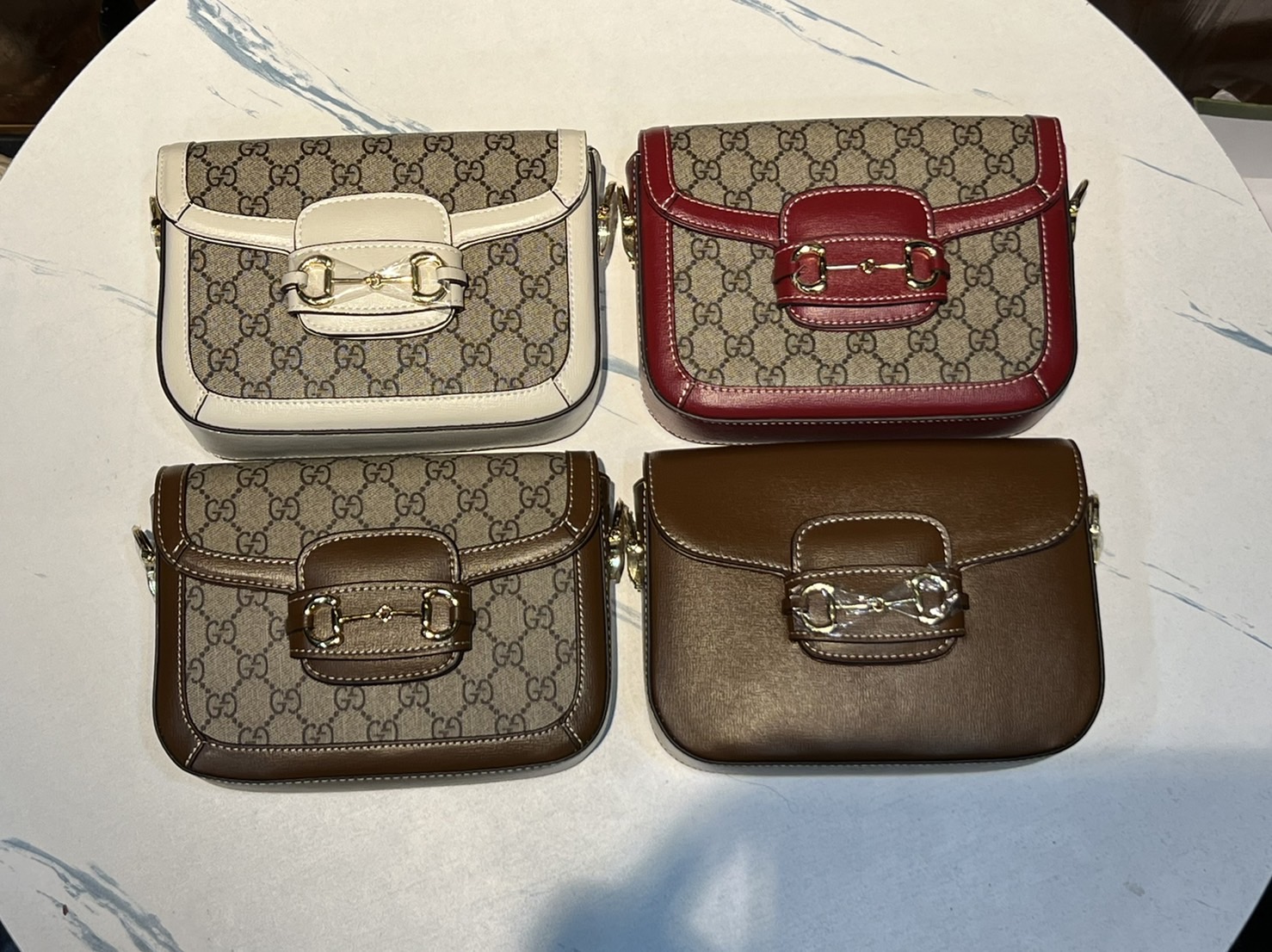 หนังแท้ GUCCI Horsebit 1955 mini bag GG Supreme canvas ที่สุดของรุ่นที่ฮอตหนักมาก คอลเลคชั่นที่ยอดขายดีตั้งแต่วันแรกที่ลง shop ด้วยรูปทรงที่กะทัดรัด ตอบโจทย์ได้ทุกลุค ทุกไลฟ์สไตล์ ใช้งานได้ง่ายคล่องตัว เรียกได้ว่าใครไม่มีได้ยังไง สวยขนาดนี้!!