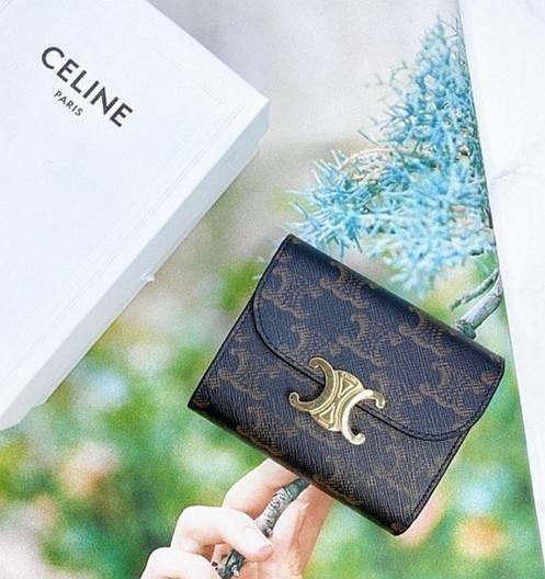 พรีเมี่ยมกิ๊ฟแท้ 100% 】CELINE SHORT WALLET VIP GIFT WITH PURCHASE (GWP) พรีเมี่ยมกิ๊ฟ Limited จาก CELINE HAUTE PARFUME DUTYFREE COUNTER วัสดุ Triomphe Canvas หนังสวยอยู่ทรงปั้มโลโก้ด้านหน้าเปิดปิดฝาพับกระดุม ภายในมีช่องแบ่งหลายช่อง มีช่องใส่บัตรหลายช่อง ช
