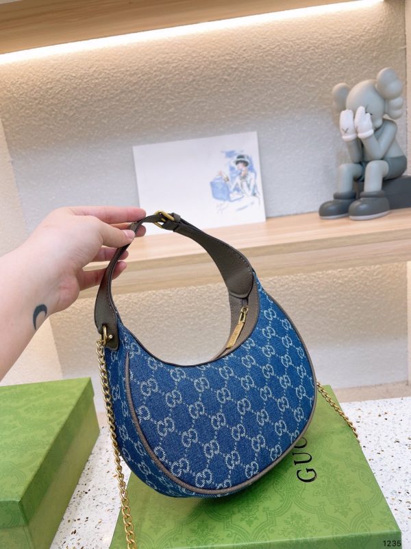 Gucci GG Marmont half-moon-shaped mini bag กระเป๋าคล้องไหล่ ความตัวแม่สายแฟชั่น ต้องกระเป๋าทรงจันทร์เสี้ยวแบบสับค่ะ! ความโค้งมนใช้งานง่าย เอามาสะพายก็คือชนะเลิศไปเลย ภาพถ่ายจากงานขายจริง ใช้งานต่างประเทศได้