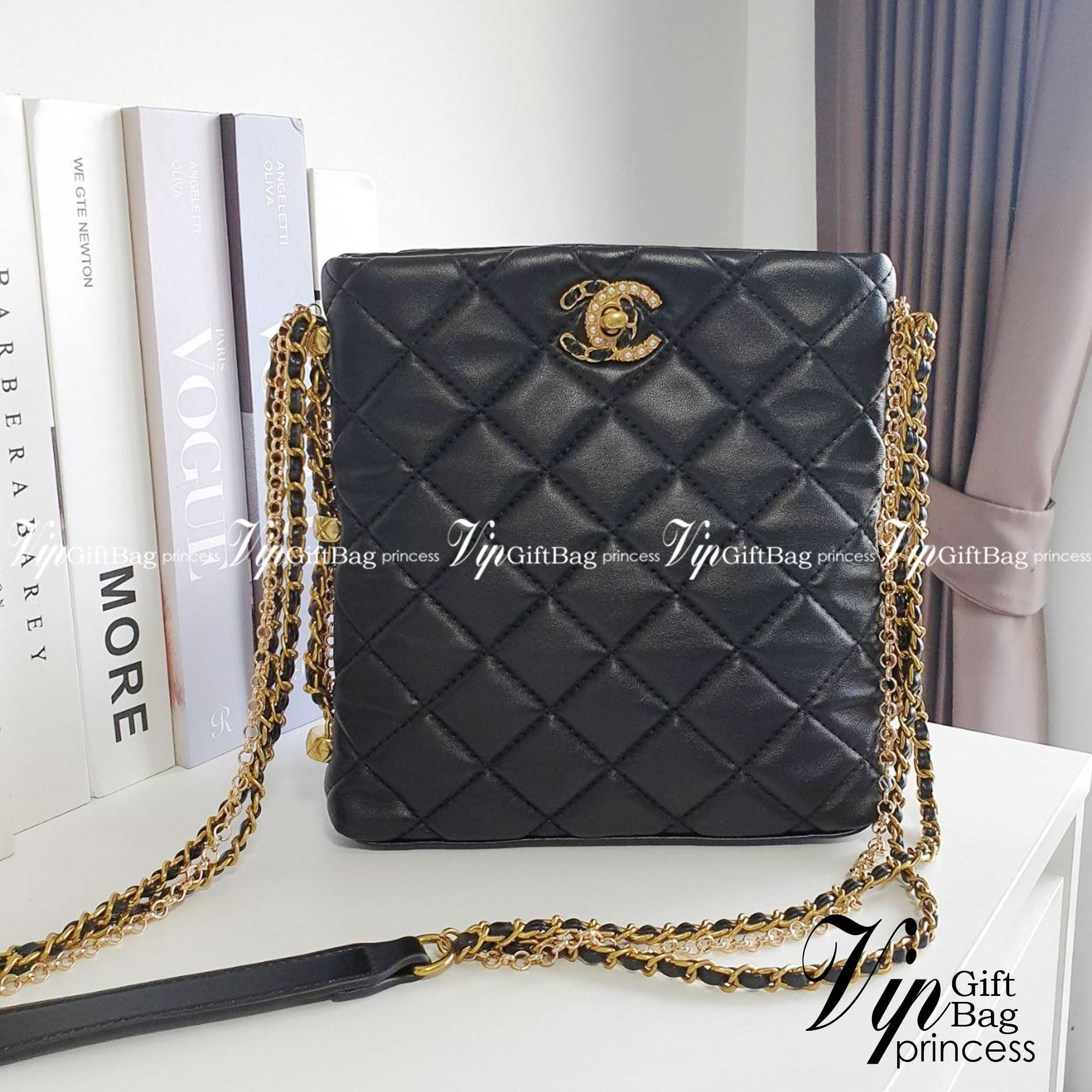 CHANEL VIP GIFT CROSSBODY CHAIN BAG กระเป๋าทรงสะพายข้าง ที่กำลังมาแรงมาในตอนนี้ ตัวกระเป๋าเป็นกระเป๋าสตางค์หนังพียูพรีเมี่ยม อะไหล่ทองทั้งใบ ด้านหน้าประดับโลโก้พร้อมมุก CC สุดหรู เปิดปิดด้วยตัวหมุนล็อค ใส่กระเป๋าสตางค์ยาวได้ รุ่นนี้พกของได้เยอะในระดับนึงเ