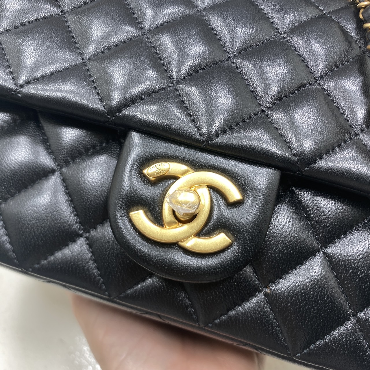 ORI หนังแท้ | Chanel Classic Flap Bag กระเป๋าสะพายรุ่นคลาสสิก สายประดับโลโก้สวยหรูอะไหล่สีทองสวยงาม