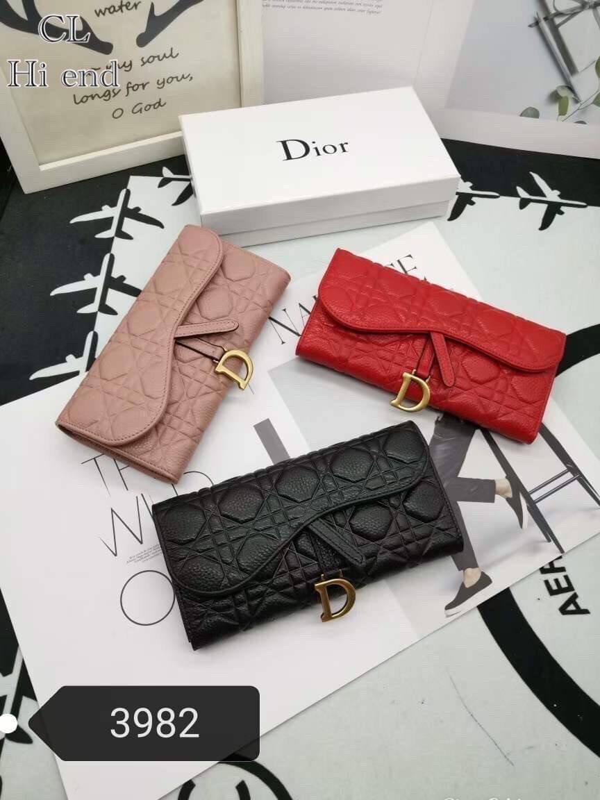 Dior Long Saddle Wallet / Dior Wallet / Dior Long Wallet กระเป๋าสตางค์ใบยาว เปิดหน้าทรงเคิร์ปอานม้า มีห้อยตัว D เอกลักษณ์ของความหรู วัสดุหนังแท้ ผสมผสานความสง่างามและคลาสสิกที่เข้ากับยุคสมัย ด้านหน้าโดดเด่นด้วยซิกเนเจอร์แบรนด์ เป็นอีกหนึ่งรุ่นที่ดาราเชเลป