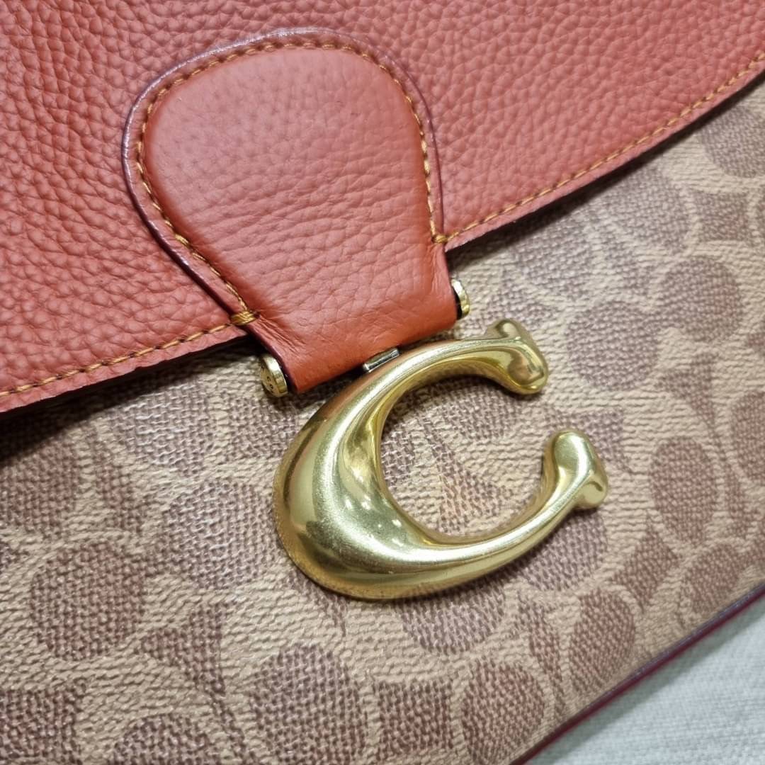 COACH Coated Canvas Signature May Shoulder Bag พร้อมส่งที่ไทย คัดงานคุณภาพ จัดเต็มมาให้ต่อนรับปีใหม่นี้ค่าา ✔️กระเป๋าหิ้ว//คล้องไหล่//สะพายข้างได้ ใบใหญ่ สุดคุ้ม! ✔️หนังแท้ชั้นดีที่สุด หนังหนานิ่ม รู้สึกได้ตอนสัมผัสค่ะ สวยมากๆ ✔️ด้านห