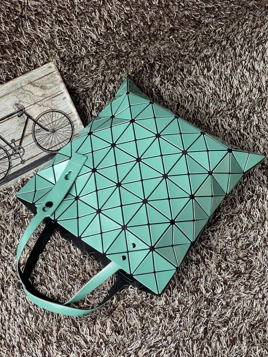 Baobao Issey Miyake 6x6 กระเป๋า Tote รุ่นนี้ถือว่าเป็นกระเป๋า Tote ไซส์กลางที่เหมาะกับการพกพาสิ่งของที่จำเป็นในทุก ๆ วัน มาพร้อมสายที่สามารถปรับได้ทั้งสองสาย และมีช่องใส่ของช่องเล็กด้านใน 1 ช่อง จุของได้เยอะแถมยังทนทาน ใช้เป็น Everyday Bag ได้เลยคะ พกพาสะ