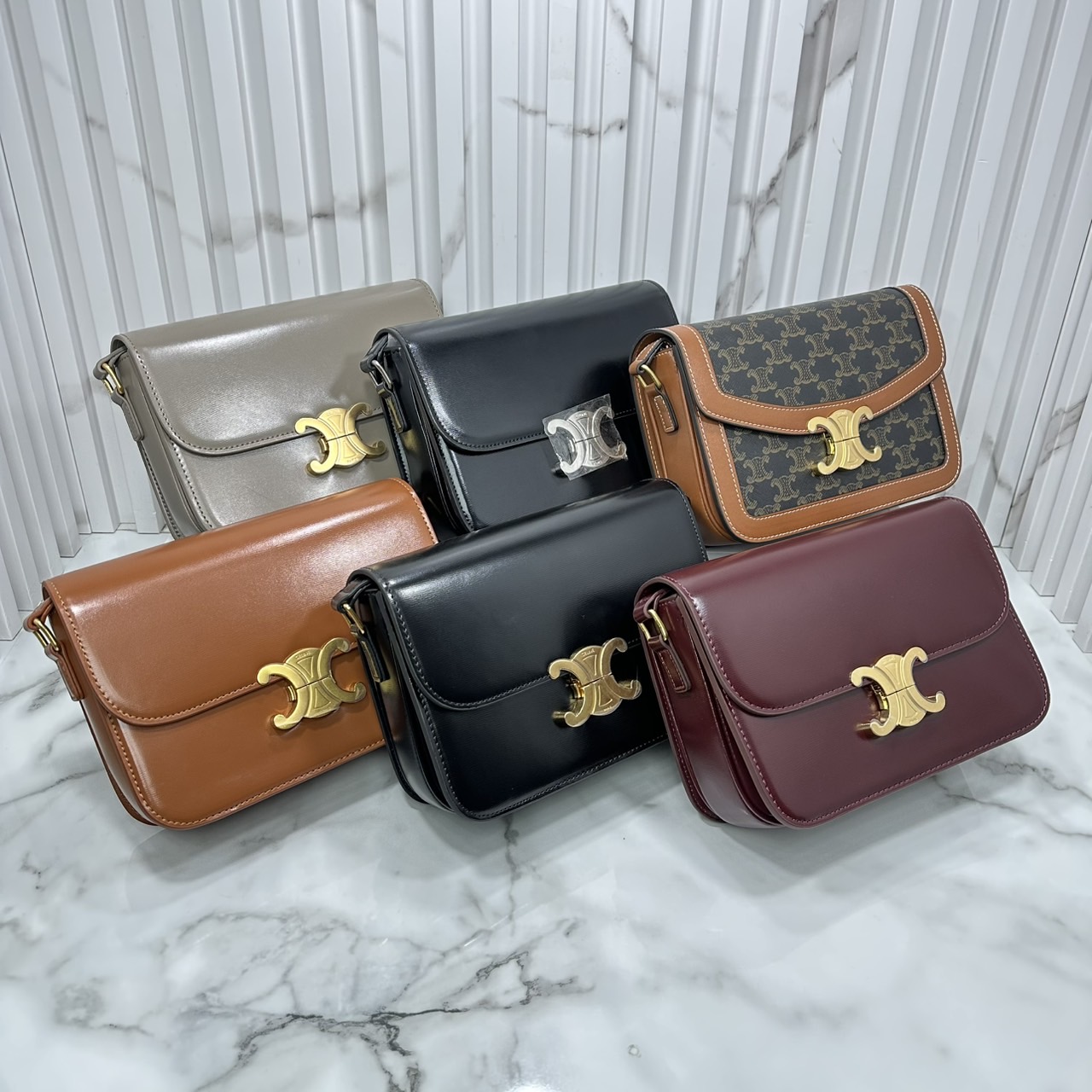 ORI หนังแท้ | 9" CELINE CLASSIQUE TRIOMPHE bag in natural leather กระเป๋าสะพายรุ่นยอดนิยม ด้วยรูปทรงสี่เหลี่ยมผืนผ้า ดีไซน์คล่องตัวถ่ายทอดให้เห็นถึงแก่นแท้ของสไตล์