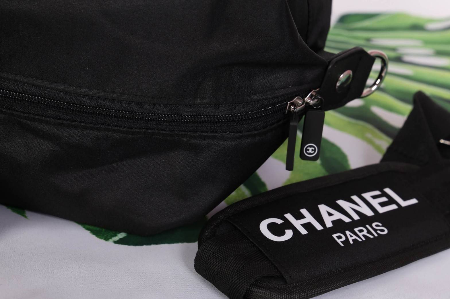 Chanel Authentic VIP Gift Bag Duffle Gym Travel สินค้าเป็นของแท้ รุ่นใหม่ จากเค้าเตอร์เครื่องสำอาง/น้ำหอมของแบรนด์- Chanel vip gift bag ของแท้ 100% ใช้เป็นกระเป๋าเดินทาง/ไปฟิตเนส ไปยิมหรือต่างจังหวัดได้สบายเลยค่ะ หัวซิปปั้มโลโก้ ด้านในเป็นช่องกว้าง และช่อ