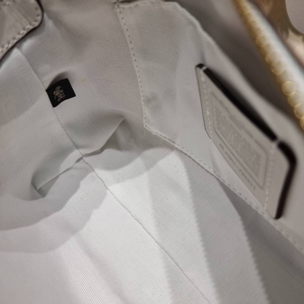 COACH F58321 TOP HANDLE POUCH คอลเลคชั่นสุดฮิต กับดีไซน์ใหม่ น่ารักน่าใช้ทุกแบบ กระเป๋าพอชทรงใช้งานง่าย สะดวก กะทัดรัด วัสดุหนังแคนวาสเคลือบคุณภาพ มาพร้อมสายคล้องในตัว และสายสะพาย crossbody ปรับเปลี่ยนได้ตามสไตล์ อีกหนึ่งไอเท็มที่สาวๆต้องมี ในราคาสุดคุ้ม 