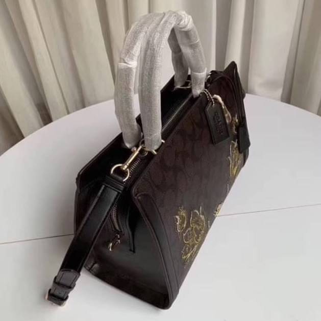 COACH ZOE CARRYALL IN SIGNATURE CANVAS เดอะเบสท์แห่งปี ต้องยกให้พี่คนสวยใบนี้เลย!! รุ่นที่สาวๆตามหา หายากอีกหนึ่ง กระเป๋าถือ/สะพายทรงสวย คลาสสิค ใบใหญ่จุคุ้ม มีดีเทลน่ารักๆที่แม่กุญแจ สามารถล็อคหัวซิปได้ กุญแจซ่อนในพวงหนังห้อยก็น่ารักไปอีก ภายในโล่งกว้าง 