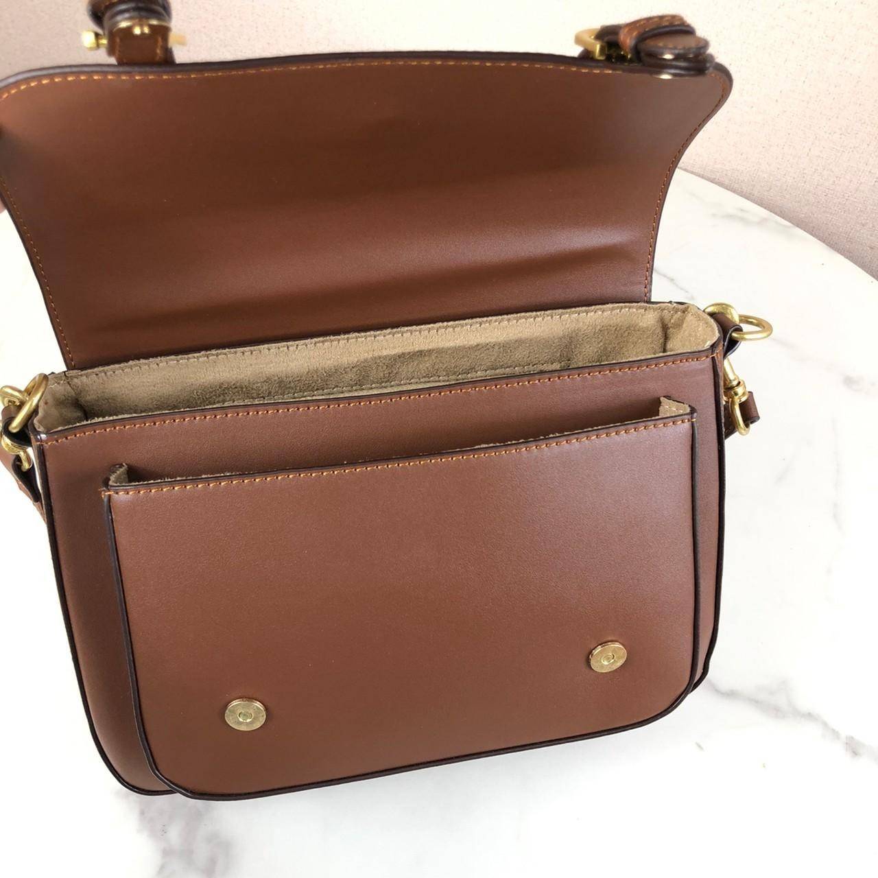 กระเป๋าถือและสะพาย TORY BURCH เปิด - ปิดกระเป๋าด้วยกระดุมแม่เหล็ก ด้านในแบ่งเป็น 2 ช่องใหญ่ และมี 1 ช่องซิป กับ 1 ช่องเล็กค่ะ สายสะพายสั้น 57 cm ถอดได้ ปรับไม่ได้ค่ะ สะพายสะพายยาว สามารถถอดและปรับได้ 3 ระดับค่ะ