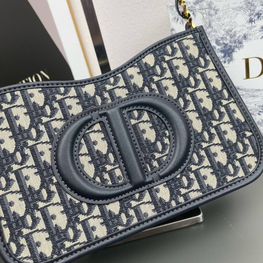 CD SIGNATURE HOBO MINI BAG Blue Oblique Jacquard / Dior Bag พร้อมส่ง กระเป๋าสะพายทรงโฮโบ รุ่นใหม่ล่าสุด Winter 2023 สวยหรูหราเป็นเอกลักษณ์แบรนด์