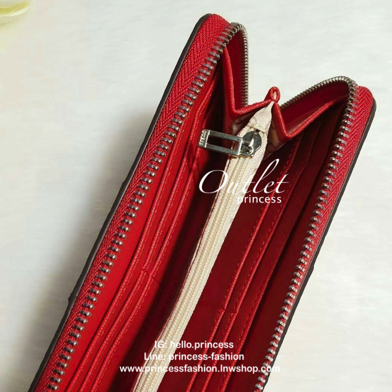 GUESS FACTORY WOMEN'S ZIP AROUND LONG WALLET กระเป๋าสตางค์หนังทรงซิปรอบปั๊มลายแบรนด์รอบใบ ด้านหน้าติดโลโก้แบรนด์ ภายในมีช่องใส่ธนบัตร ช่องใส่บัตรหลายช่องและช่องซิปกลางใส่เหรียญ มีให้เลือก 3 สี สวยคุ้ม น่าใช้มากๆค่า