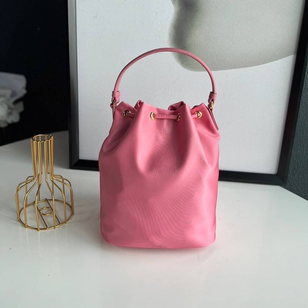 Prada Duet Re-Nylon Bucket shoulder bag / Prada Nylon bucket bag Pastel เกรดใช้สลับใบจริง ออริจินอล ใช้งานต่างประเทศได้ น้องสาวสุดสวยมาให้จับจองอีกหนึ่ง สีพาสเทลน่ารักละมุนมากๆ ค่ะ กระเป๋าสะพายข้าง ทรงขนมจีบ ไซส์มินิ ขนาดน่ารักน่าใช้มาก วัสดุขอบหนังแท้ แล