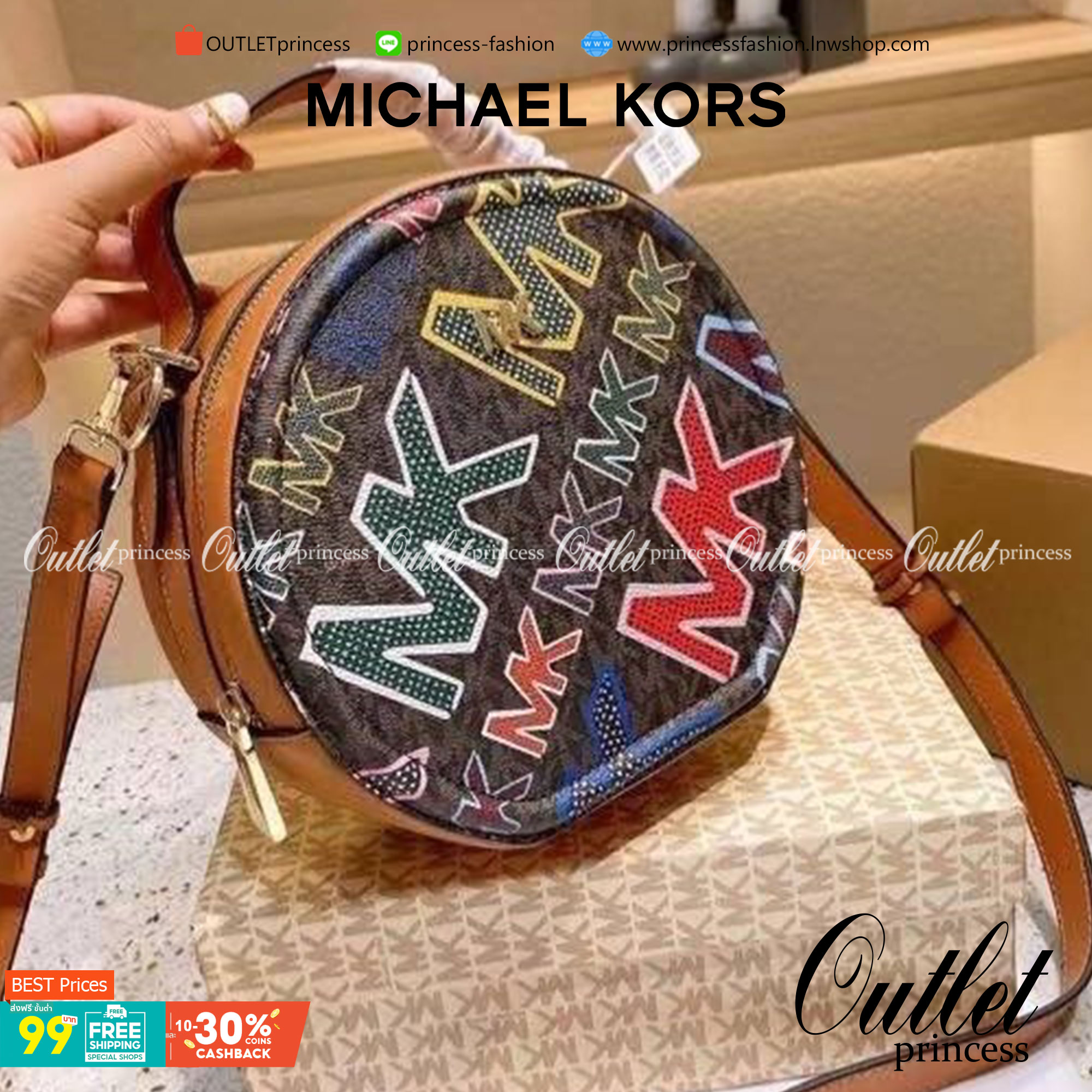 MICHAEL KORS ROUND CROSSBODY สีขาว/ดำ พร้อมส่งที่ไทย กระเป๋าสะพายMK ทรงกลม งานซิปเปิดได้กว้าง หนังพิมพ์ลายแบรนด์ มาพร้อมสายสะพายยาวครอสบอดี้ได้ค่ะ อะไหล่ทองสวยหรู งานจริงสวยน่าใช้มากค่ะ