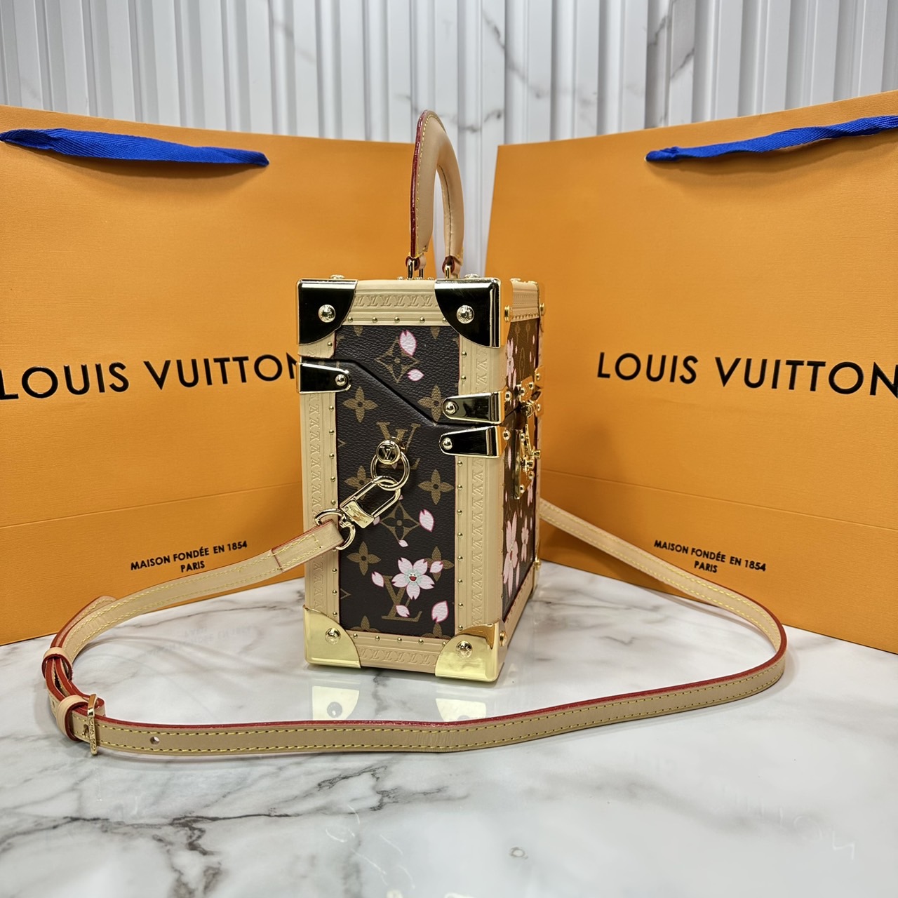 ORI หนังแท้ | LV x TM Camera Box Sakura Brown กระเป๋าสะพายทรงกล่องดีไซน์ขนาดเล็กพกพาสนุก ลายพิมพ์ดอกซากุระมีชีวิตชีวากับสไตล์เป็นเอกลักษณ์ เปี่ยมไปด้วยพลังและหรูหรา
