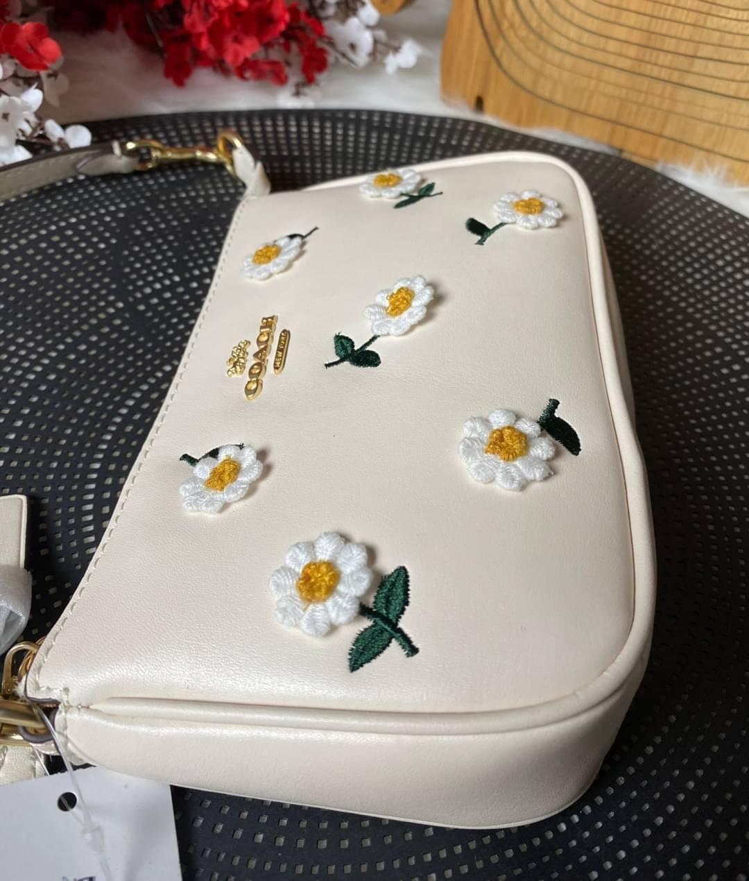 COACH NOLITA DAISY BAG (coach C3356) พร้อมส่งทันทีค่ะ! กระเป๋าหิ้ว//คล้องไหล่ หนังแท้เรียบสวย จุดเด่นด้านหน้าปักดอก Daisy แบบ3D นูนขึ้นมาสวยงามสะดุดดตามากๆค่ะ เปิดปิดกระเป๋าแบบซิป ภายในใส่มือถือได้ทุกรุ่น;กระเป๋าเงินใบกลางได้;มีช่องเสียบบัตร2ช่อง;และช่องใ