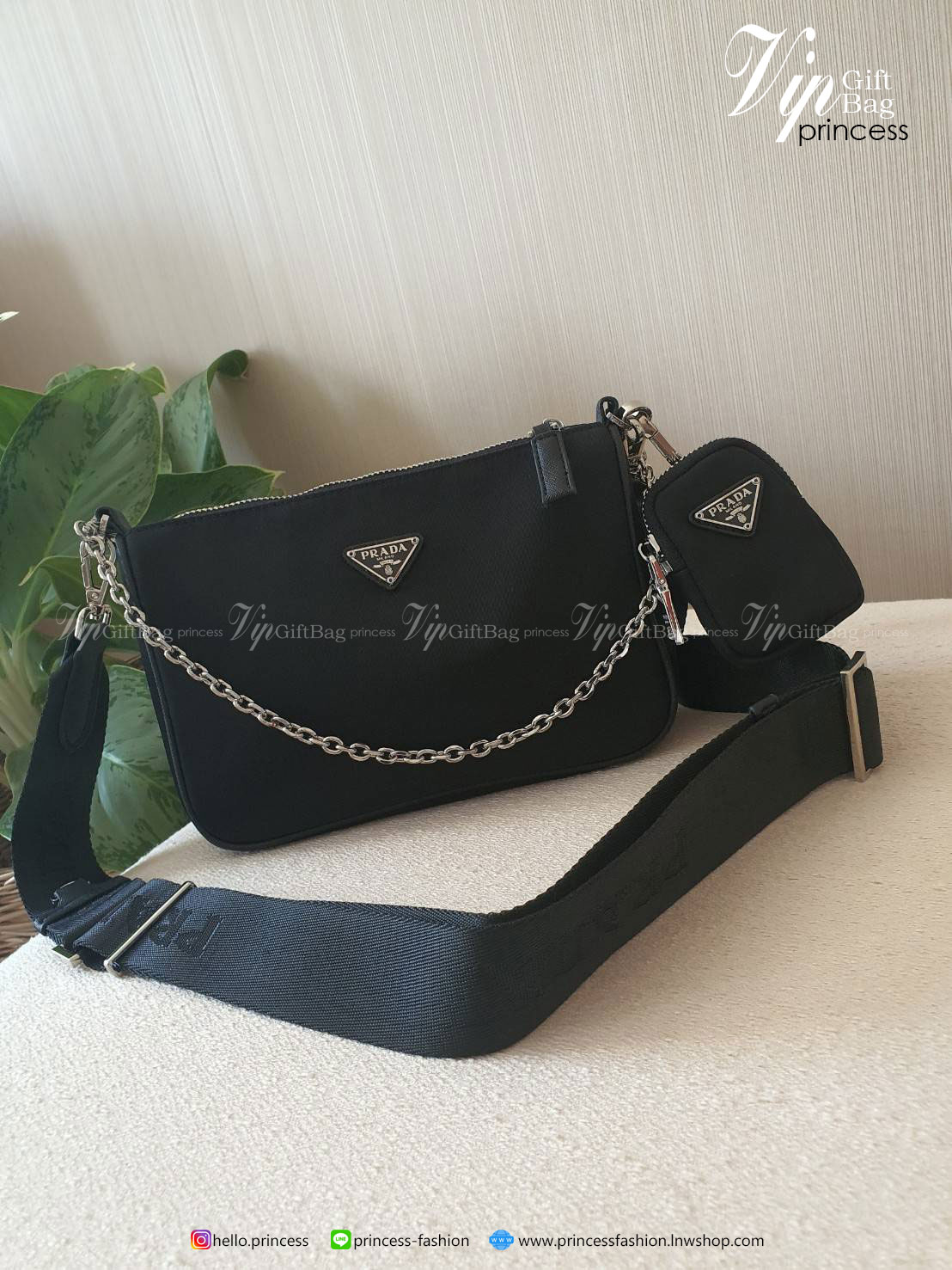 🎉 งานพรีเมี่ยมกิ๊ฟท์จากแบรนด์ PRADA ซื้อ1 ได้ไปถึง3 สายแบนสะพาย CROSSBODY สายโซ่สีเงิน คล้องไหล่ กระเป๋าห้อยใบเล็กใส่เหรียญ คุ้มมากค่ะรุ่นนี้ แม่ค้าแนะนำเลยจ้า วัสดุทำจากผ้า NYLON #อะไหล่เงินทั้งใบ เปิดปิดด้วยซิป ภายในมีช่องซิปและป้ายโลหะแบรนด์ บุ