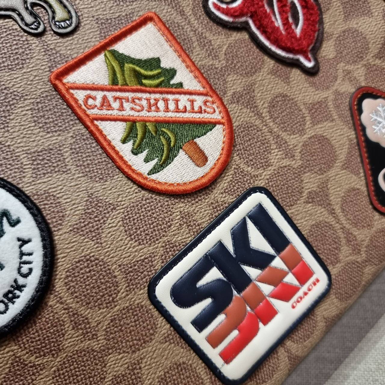 COACH C6846 FIELD TOTE IN SIGNATURE CANVAS WITH PATCHES คอลเลคชั่นใหม่สุดปัง!! สกีเรทโทร ดีไซน์วินเทจ ต้อนรับฮอลิเดย์นี้กันแบบที่สุด กระเป๋าทรงโท้ท ไซส์ใหญ่จุคุ้ม ฟังก์ชั่นการใช้งานสะดวกที่สุด มีทั้งสายคล้องแขนในตัว และสายครอสบอดี้ โดดเด่นด้วยแพทช์ลวดลายค