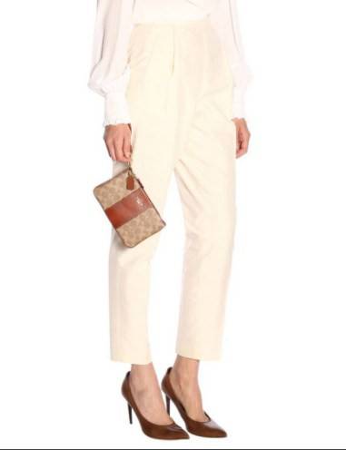 COACH SMALL WRISTLET IN COLORBLOCK SIGNATURE ((32445)) ✔️กระเป๋าคล้องมือ วัสดหนัง pvc อย่างดี ลายซิกเนเจอร์ ตัดขอบสีตรงกลางสวยงามมากๆค่ะ แบบซิปเดียว ((ภายในใส่มือถือได้บางรุ่นค่ะ)) มีช่องเสียบบัตรให้2ช่องด้วยนะคะ