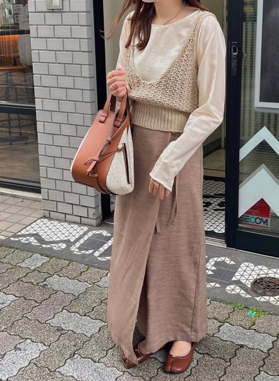 LOEWE ANAGRAM SHOULDER BAG VIP กระเป๋าถือหรือสะพาย รุ่นหายากสุดเลอค่าวัสดุ Anagram Canvas ตัดหนังแท้ Calfskin สุดคลาสสิค ขนาดกำลังดี น้ำหนักเบา ภายในโล่งกว้างและจุ ใส่กล้อง มือถือ ของใช้ได้เยอะ มาพร้อมหูสั้นหนังแท้หิ้วถนัดมือและสายหนังยาวสะพายไหล่หรือ Cro