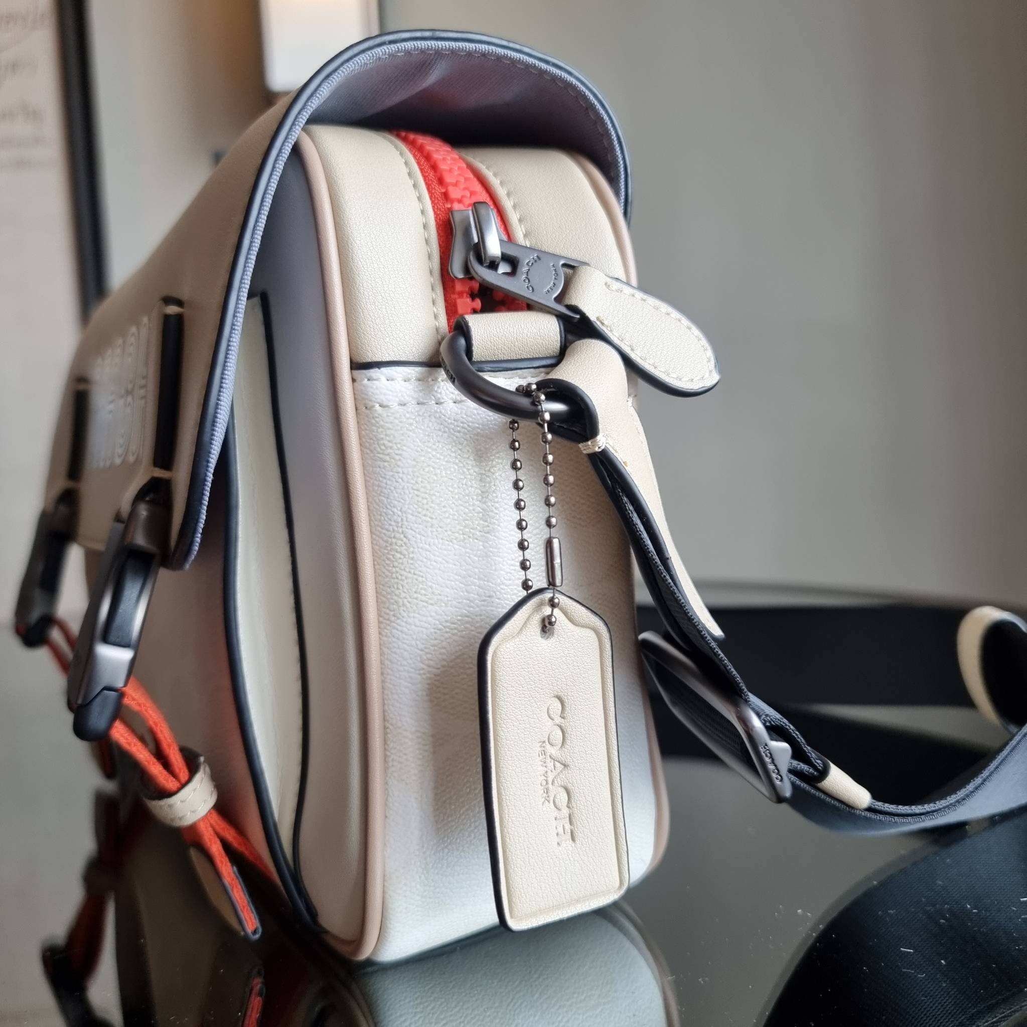 COACH TRACK CROSSBODY IN COLORBLOCK WITH COACH PATCH C6657 C8128 หล่อบอกต่ออีกหนึ่ง กระเป๋าสะพายทรงแมสเซ็นเจอร์ รุ่นเอาใจหนุ่มๆ ที่สาวๆก็อยากใช้!! ด้วยดีไซน์สีคัลเลอร์บล็อคที่โดดเด่น ทำให้ดูน่าใช้งาน วัสดุหนังแท้ สวยคมซ่อนหรู ฝากระเป๋ามีตัวล็อคแน่นหนา เปิ