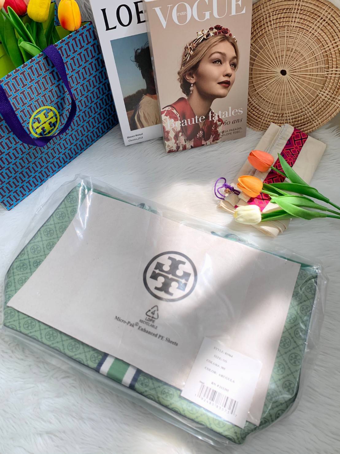 หลงรักใบใหญ่ สวยจริง ไม่จกตา สินค้าคุณภาพค่ะ💥 TORY BURCH LARGE T MONOGRAM SHOPPING BAG พร้อมส่งที่ไทย! กระเป๋าทรงshopping ใบใหญ่ใส่ได้จุ หนังแคนวาสอย่างดี ลายแบรนด์ทั้งใบ มีพวงหนังแบรนด์ห้อยด้านหน้า เพิ่มความหรูเข้ามา เปิดปิดกระเป๋าแบบซิป ภายในกว้