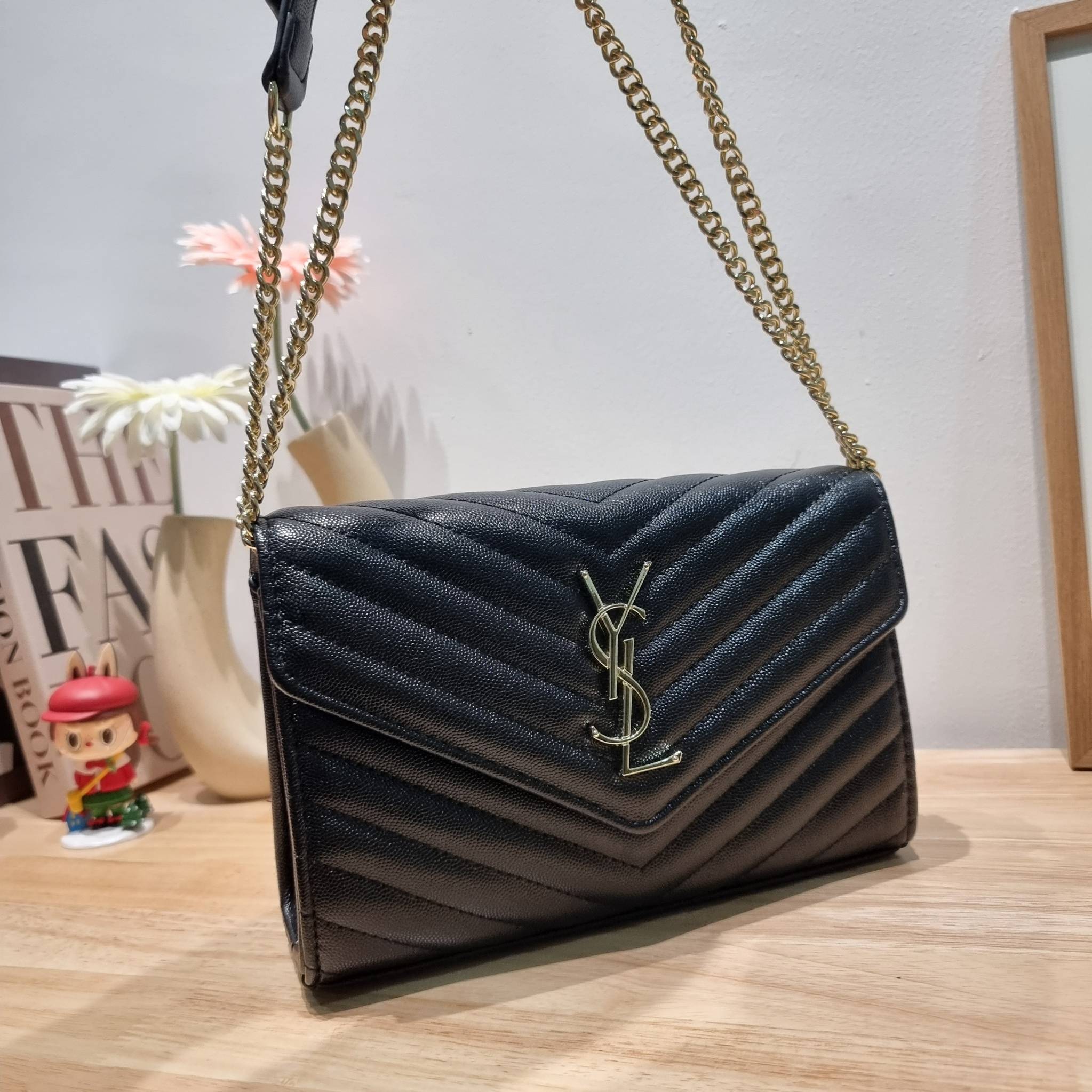 YSL WOC 9 ไม่เคยผิดหวังจริงๆ!! กับรุ่นที่สาวๆรู้กัน Yves Saint laurent clutch bag with chain กระเป๋าสะพายทรง woc สุดฮอต ดีไซน์เรียบหรู โดดเด่นด้วยโลโก้ด้านหน้า เพิ่มดีเทลความผู้ดี