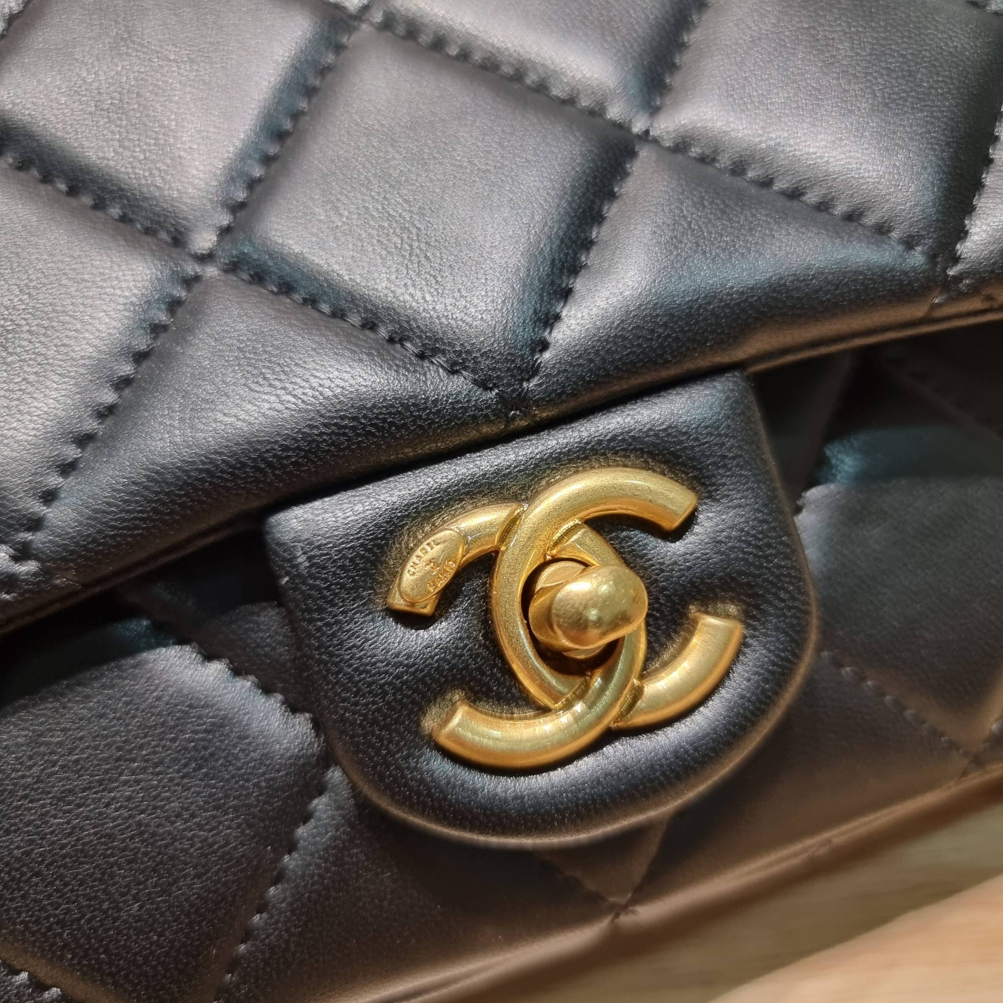 Chanel chunky chain bag in black สวยฟาดย้อนยุคความหรู ในราคาที่จับต้องได้ กับกระเป๋าสะพายไหล่ ไซส์กำลังสวย โดดเด่นด้วยสายสะพายโซ่สลับหนังเส้นใหญ่ ทนทาน ดูแพง