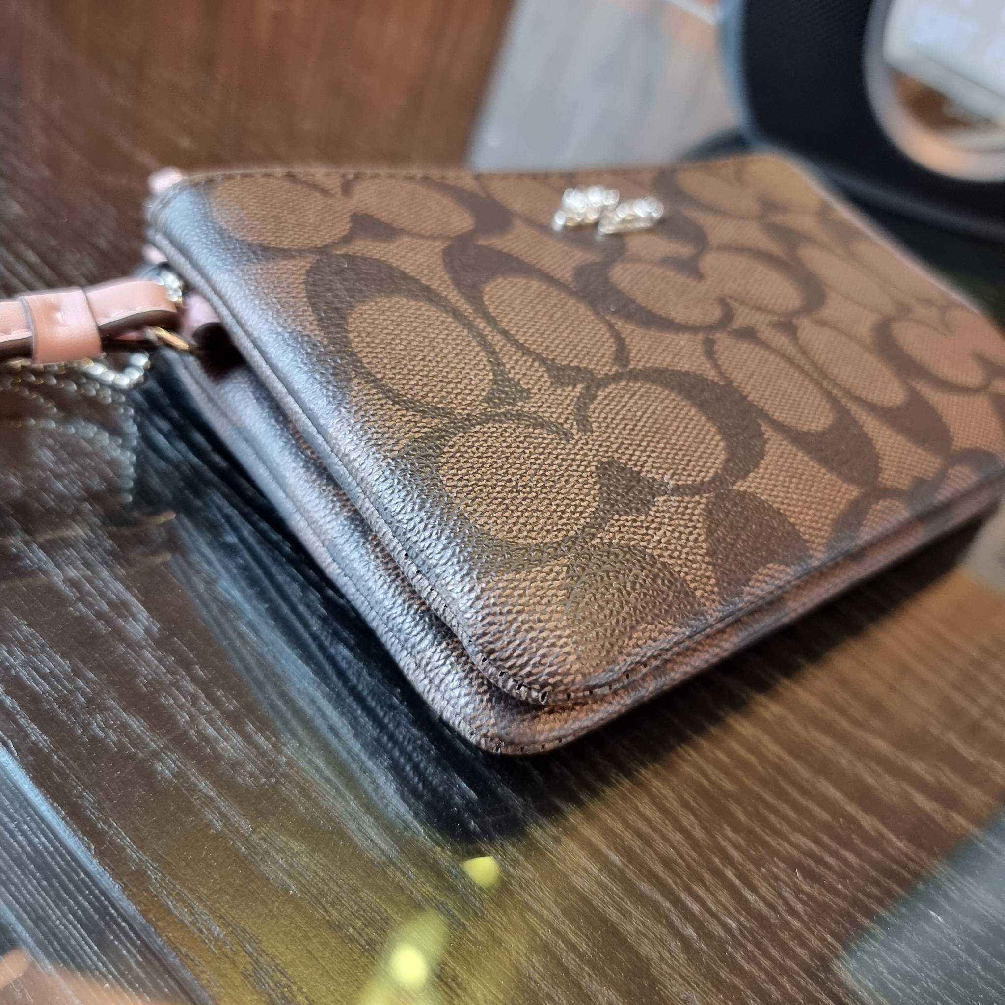 COACH F87591 DOUBLE CORNER ZIP WALLET IN SIGNATURE COATED CANVAS คล้องมือรุ่น 2 ซิป!! มาแล้วจ้า 🌟🤗 ไซส์นี้คือเหมาะมือจริงๆ พกง่ายเช่นเคย ไม่ต้องกังวลว่าจะเกะกะหรือกินพื้นที่กระเป๋าหลัก วัสดุหนังแคนวาสเคลือบลาย มีช่องหลักแยก 2 ช่อง ภายในบุผ