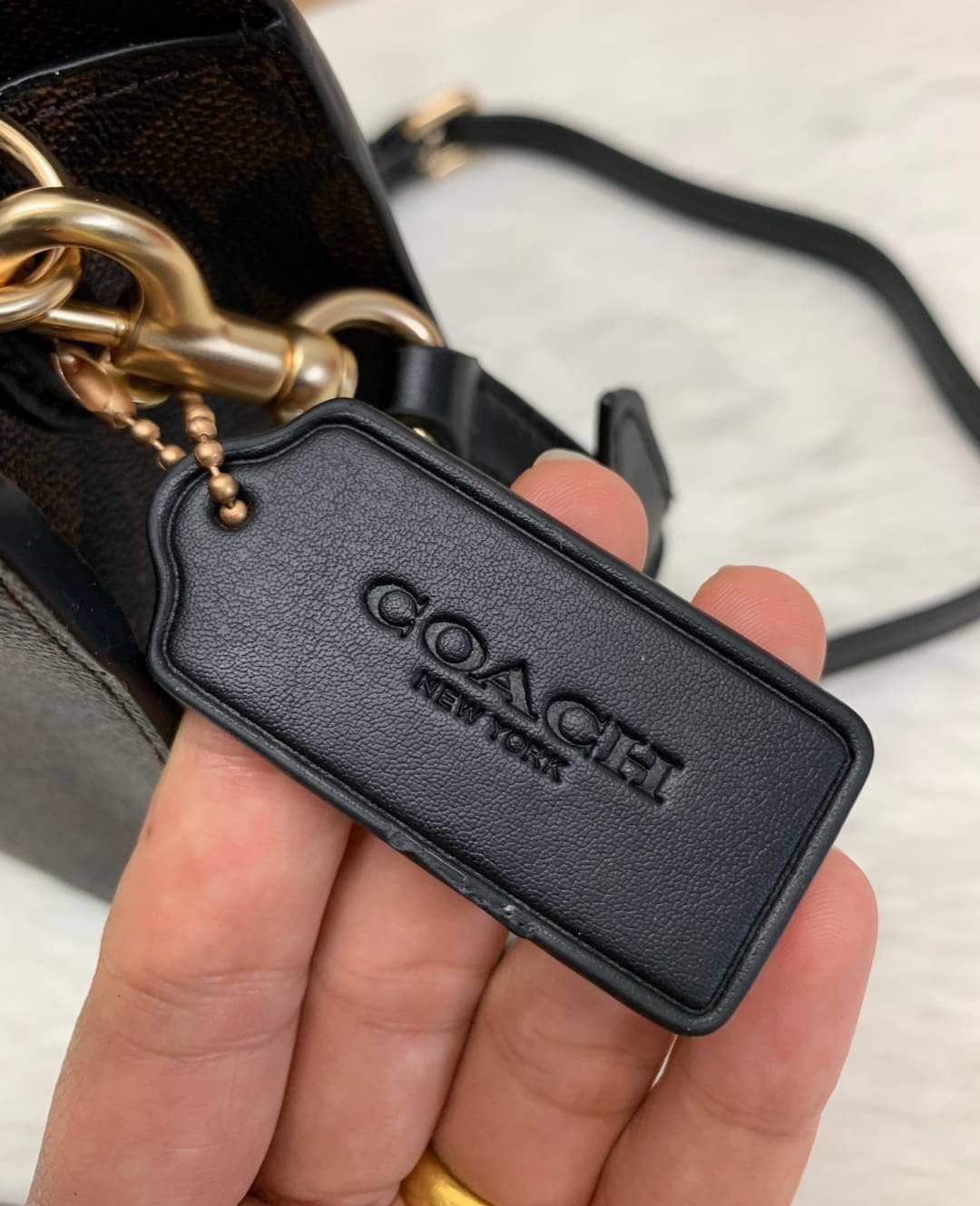 COACH MINI CALLY CROSSBODY IN SIGNATURE ((3599, 2184, 5693, 2134, 2183)) พร้อมส่งที่ไทยทันที! กระเป๋าสะพายครอสบอดี้ร์ กระเป๋าครอสบอดี้โท้ทมินิไซส์ รุ่นใหม่สุดฮอต!! ใบจริงคือน่ารักม้ากกกก!! สวยอยู่ทรง น่ารักน่าใช้ ทรงTote ปากกระเป๋าเปิดปิดแบบแม่เหล็ก ภายใน