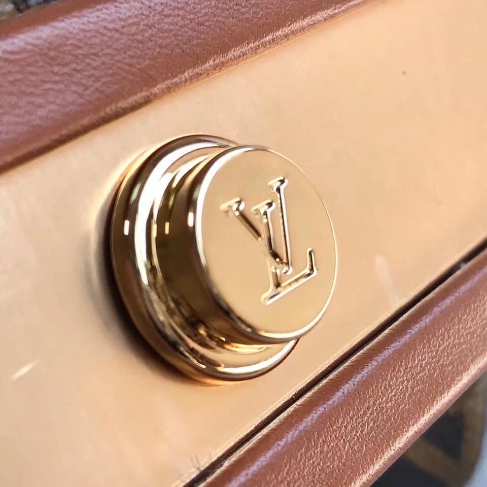 VIP GIFT 】หนังแท้ LOUIS VUITTON Boursicot EW Monogram Canvas กระเป๋าที่ดูโดดเด่นที่สุดในแฟชั่นโชว์ Louis Vuitton Spring-Summer 2020 กระเป๋า Boursicot ใบนี้เป็นการออกแบบสไตล์ Vintage-Inspired ที่ไม่ซ้ำใคร กระเป๋าทำจากผ้าแคนวาสลายโมโนแกรมที่เป็นเอกลักษณ์ของ