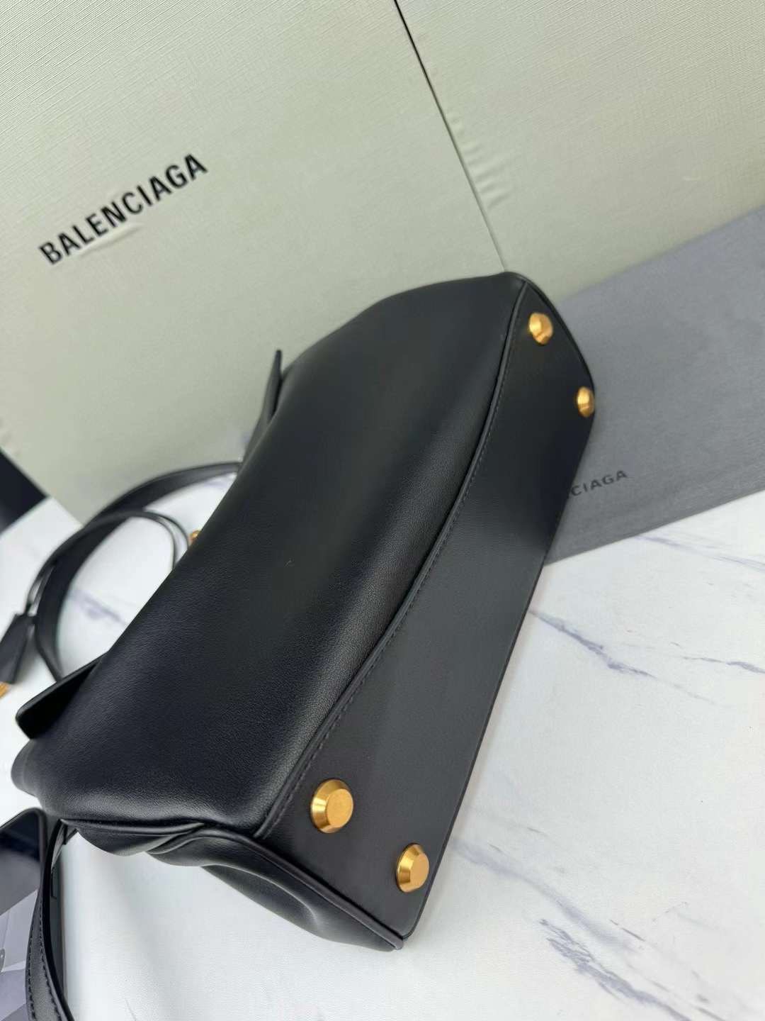 Balenciaga Rodeo Small Handbag in Black 25cm กระเป๋าสะพายหนังเรียบผิวสัมผัสนุ่มสบายผิว ดีไซน์เรียบหรูตามเอกลักษณ์ของแบรนด์ ภายในโล่งกว้าง จุของได้เยอะ