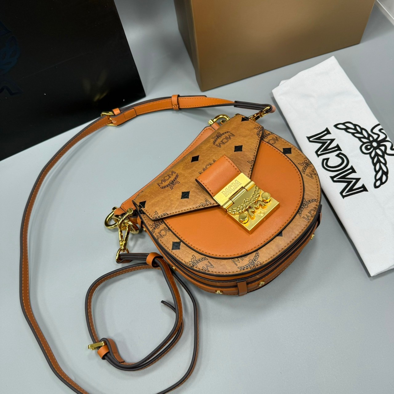 M.C.M MINI TRACY SHOULDER BAG IN VISETOS กระเป๋าสะพายไหล่ทรงครึ่งวงกลมขนาดมินิ ที่โดดเด่นด้วยรูปทรงคลาสสิกที่ทันสมัย เกรดออริ สลับแท้ 1:1 ใช้งานต่างประเทศได้