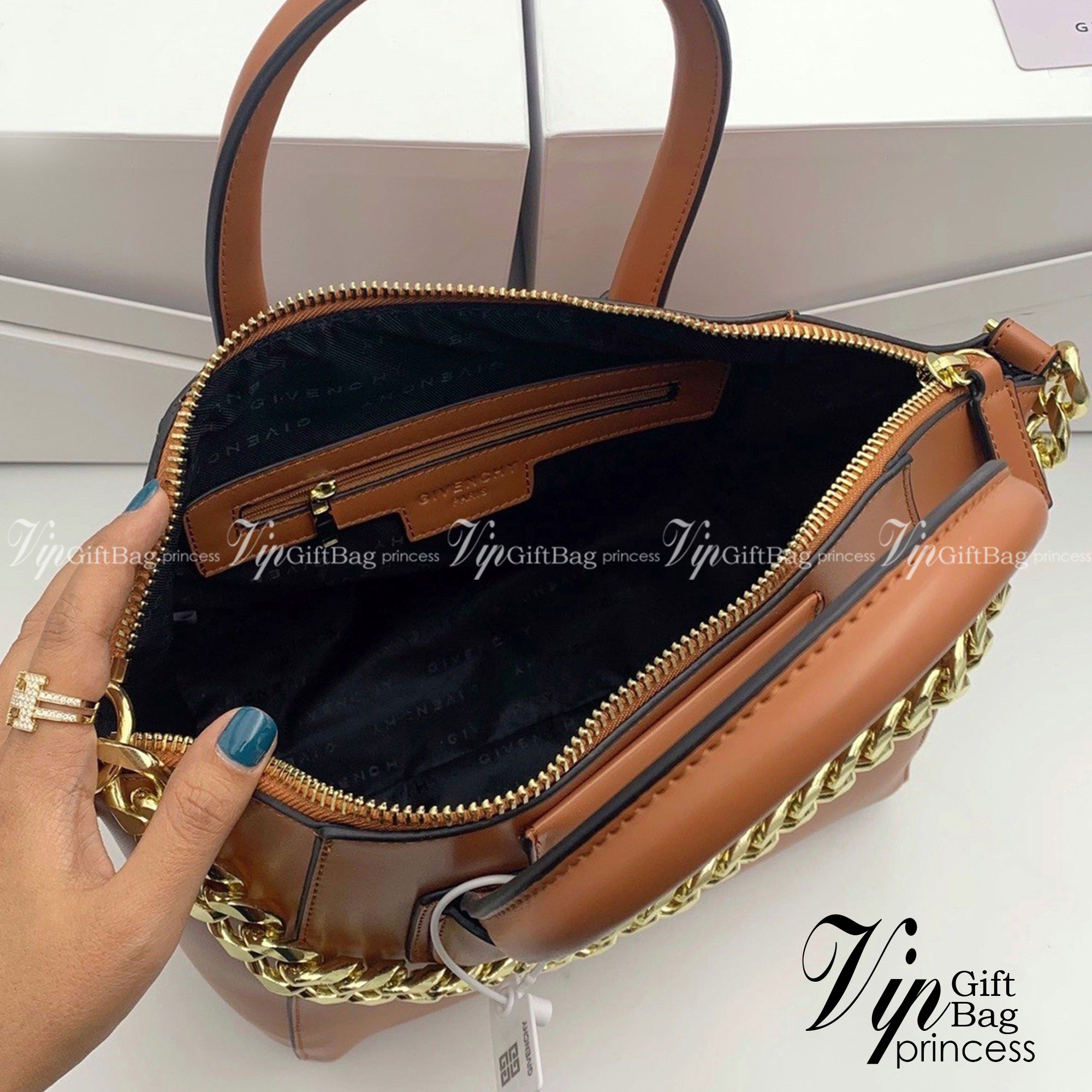 GIVENCHY Antigona Chain Small leather tote bag 10" กระเป๋าสะพายทรงหมอน งานซิปบน หนังเรียบ อะไหล่ทอง กระเป๋าสุดคลาสสิก ใบเดียวก็เอาอยู่ Day to Night Bag เข้าได้กับลุค Smart Casual