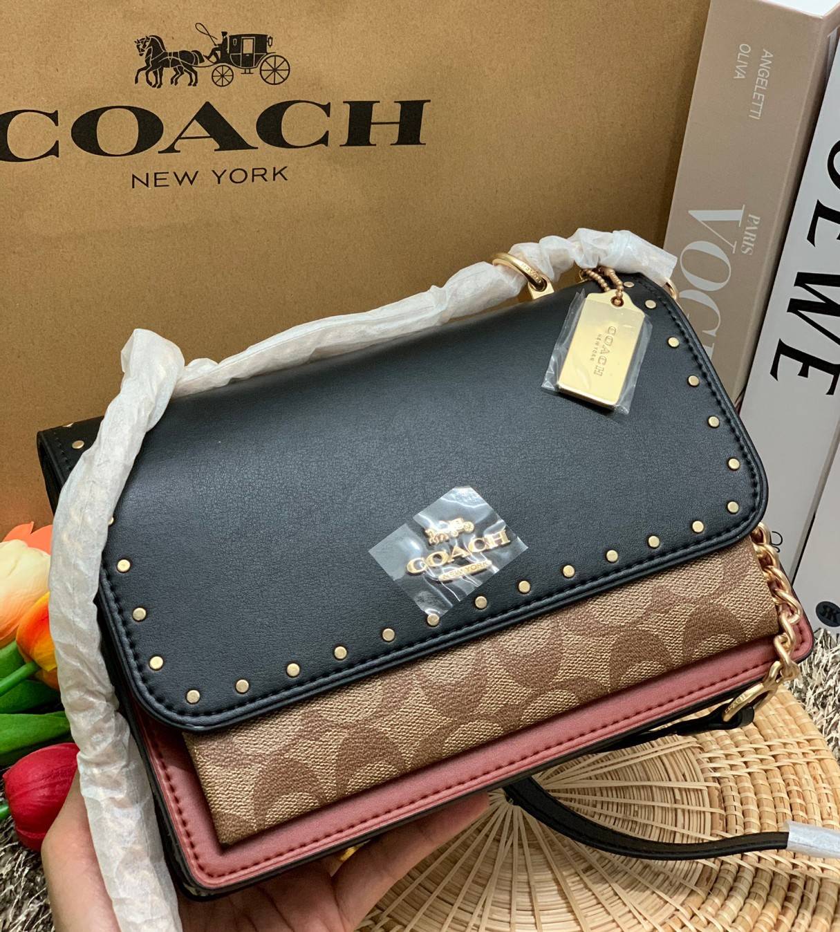 พร้อมส่งถึง8สี ห้ามพลาดค่ะ! COACH KLARE CROSSBODY BAG ((91019//91174//90400//1424//90635)) พร้อมส่งที่ไทย กระเป๋าสะพายครอสบอดี้ร์หรือสามารถทบเป็นสายคู่คล้องไหล่ได้ด้วยค่ะ หนังแท้ แต่ละสีทำลายหนังได้สวยงามแตกต่างกันออกไปนะคะ ✔️ห้อยด้วยป้ายแบรนด์แบบโ