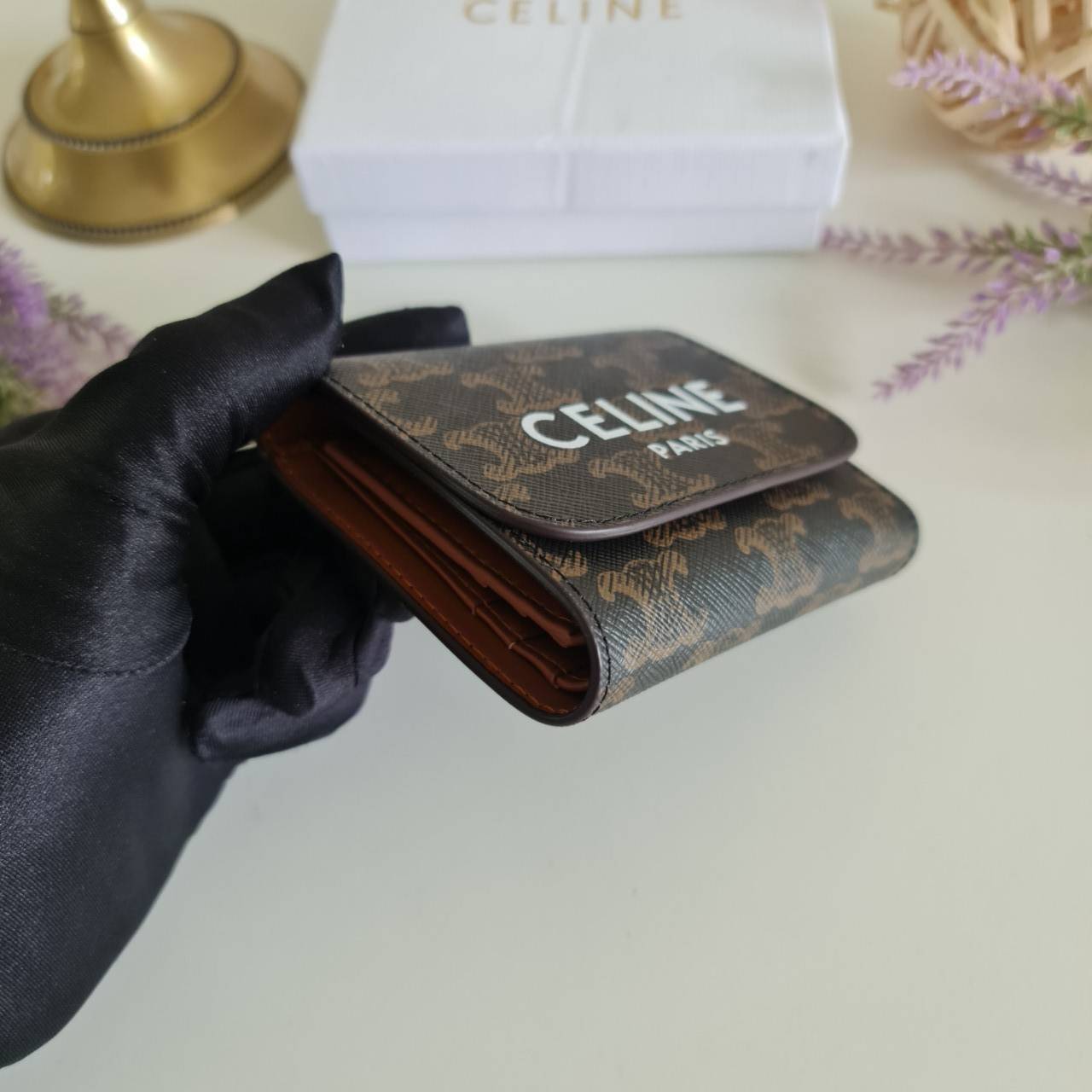 พรีเมี่ยมกิ๊ฟแท้ 100% 】CELINE SMALL TRIOMPHE WALLET IN SHINY SMOOTH LAMBSKIN VIP GIFT WITH PURCHASE (GWP) พรีเมี่ยมกิ๊ฟ Member Gift Limited Edition จาก CELINE HAUTEPARFUME COUNTER กระเป๋าสตางค์งานดี งานสวยสุดๆๆๆ มี 3พับ ขนาดกะทัดรัด เหมาะมากกก มีช่องใส่เห