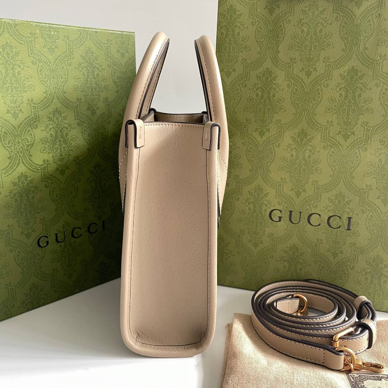 หนังแท้ GUCCI Mini tote bag with Interlocking G พร้อมส่งที่ไทย Beige and white GG Supreme canvas เกรดออริจินอล ภาพสินค้าถ่ายจากงานขายจริง ใช้งานต่างประเทศได้ The mini tote bag is complete with an oatmeal leather trim and an Interlocking G tag.