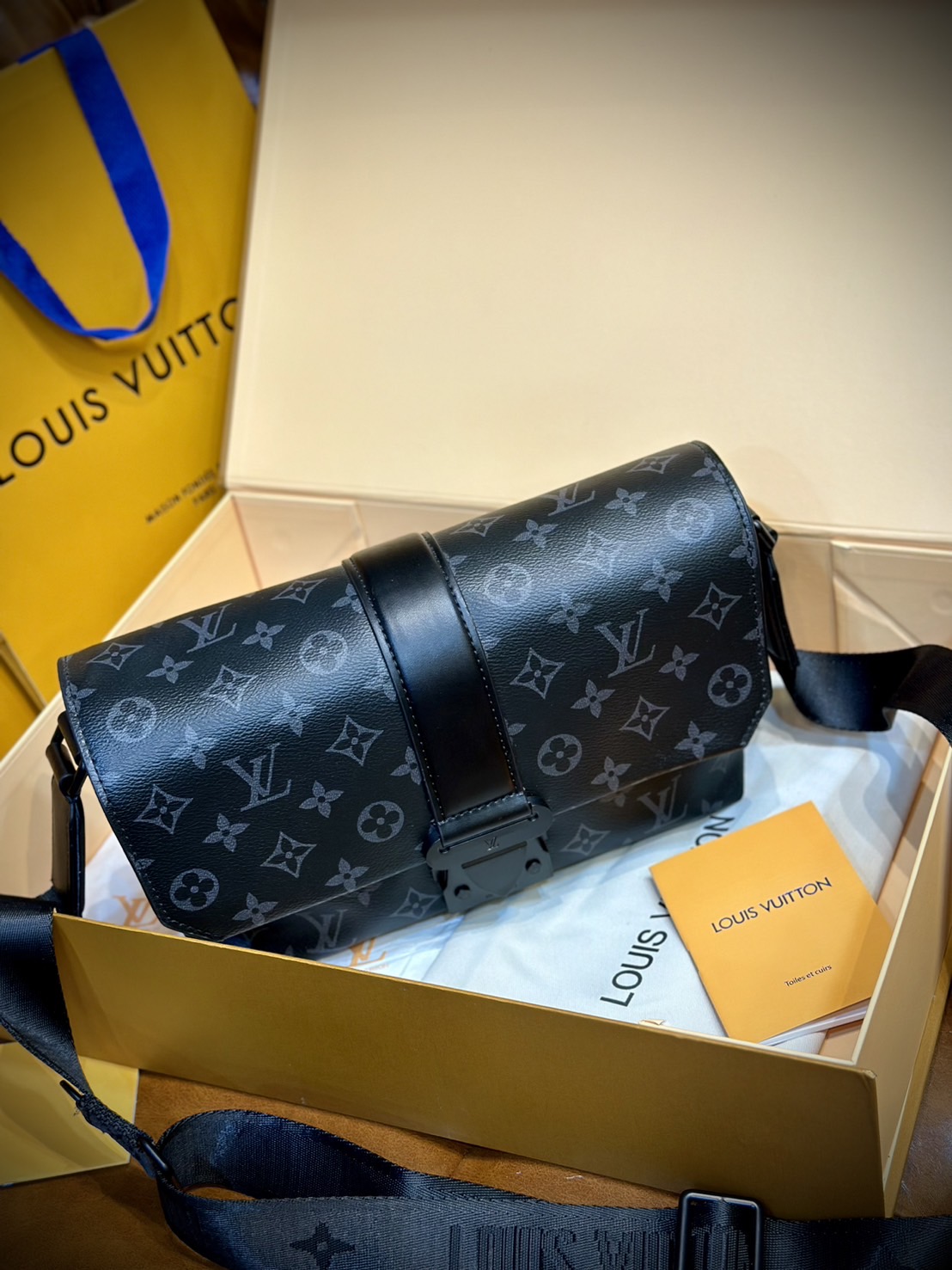 พร้อมส่ง 3 สี LV S-Cape Messenger Monogram Eclipse / LV Messenger Bag กระเป๋าทรงแมสเซ็นเจอร์ แบบคลาสสิกสวยงามเป็นเอกลักษณ์ เกรดออริ