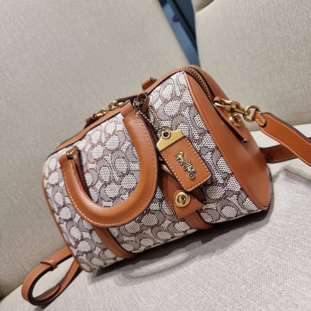 COACH C8529 RUBY SATCHEL 25 IN SIGNATURE TEXTILE JACQUARD ใหม่ก่อนใคร ไม่ต้องรอพรี! กับกระเป๋าทรงหมอนดีไซน์ใหม่ ใบใหญ่ แต่น้ำหนักเบา ด้วยวัสดุผ้า jacquard ถักทอลายซีเอกลักษณ์ ตัดสลับหนังแท้ เพิ่มดีเทลความหรู มาพร้อมหูจับในตัว และสายสะพายครอสสีเข้ากับตัวกร