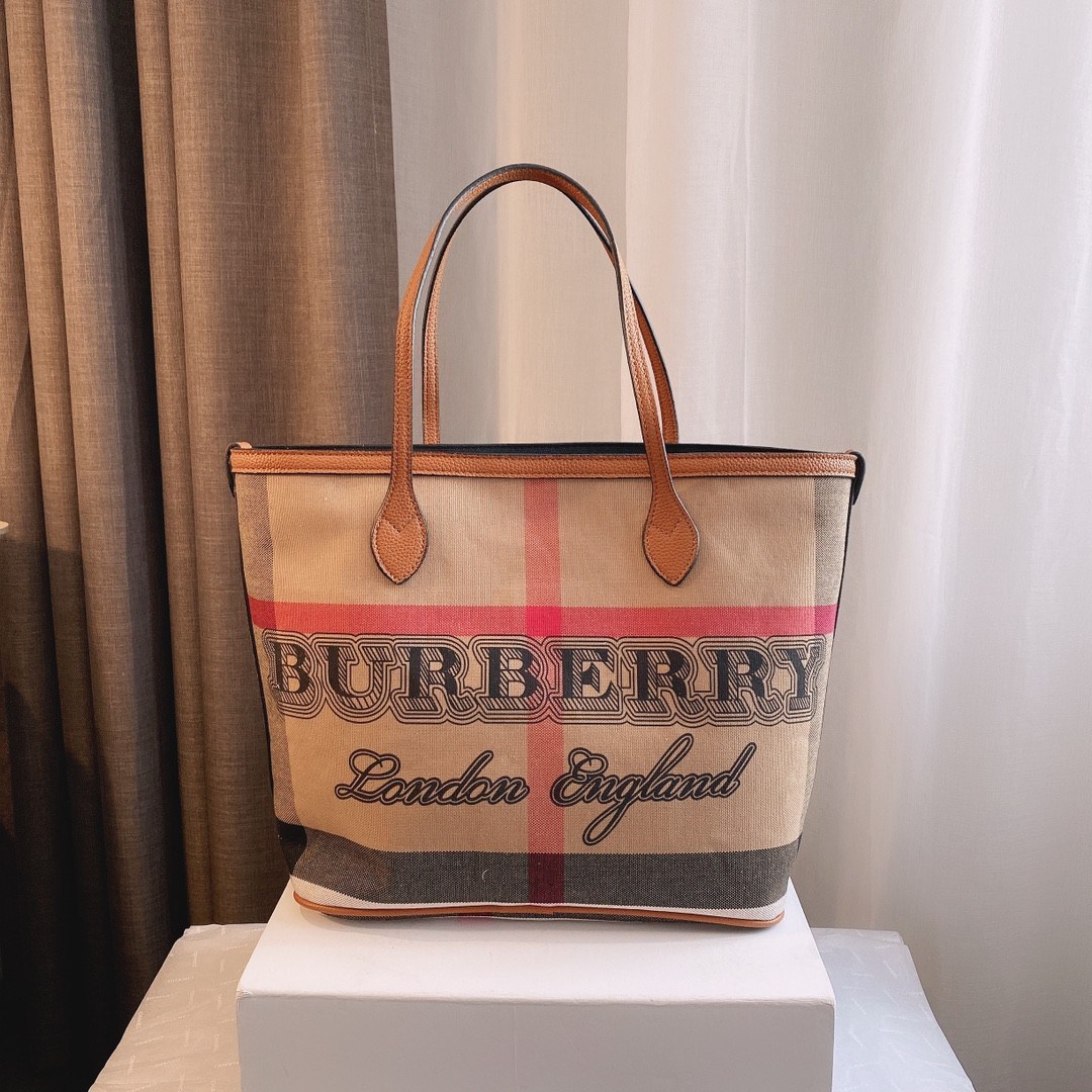 BURBERRY DUO TOTE VINTAGE BAG VIP GIFT WITH PURCHASE (GWP) พรีเมี่ยมกิ๊ฟ Limited Edition จากBURBERRY *ซื้อ1ได้ถึง2ใบ 👏👏 วัสดุหนังCANVAS หูหิ้วหนัง ภายในมีช่องใส่ของโล่งกว้าง สามารถใส่มือถือ ipad ของจุกจิกได้