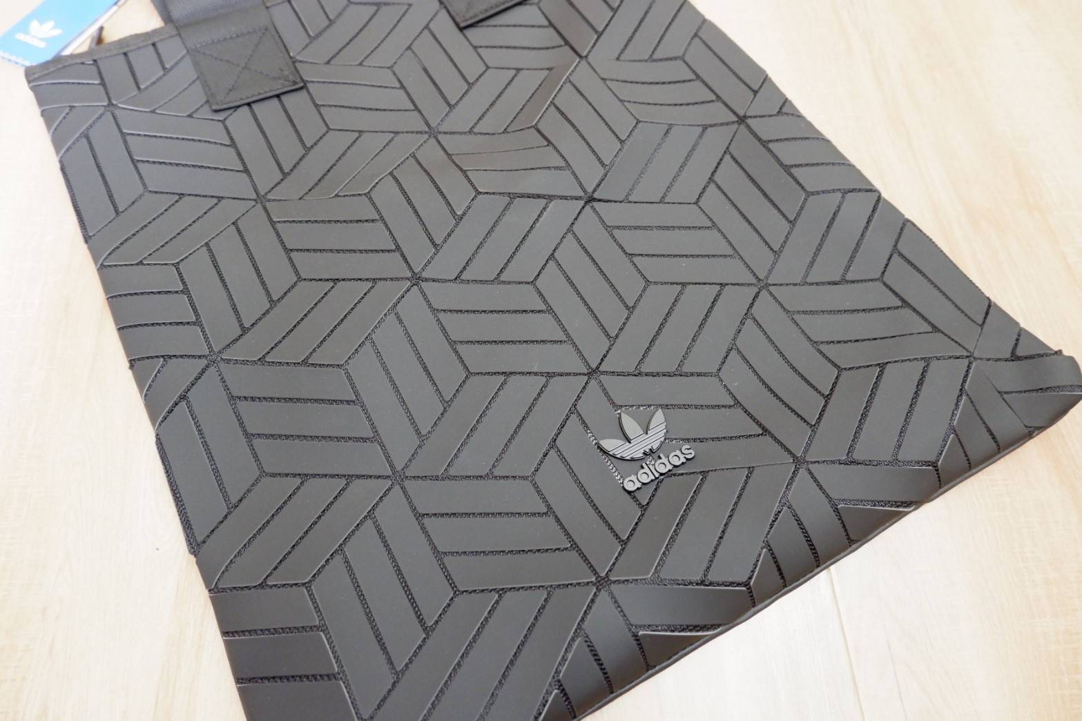 Adidas Original Shopper 3D Tote Bag Trefoil Handbag . Classic Sports กระเป๋าถือหรือสะพาย ลาย graphic ทรง sport วัสดุ polyurethaneเนื้อ matte หนังนิ่ม น้ำหนักเบา เปิดปิดด้วยซิป ภายในกว้างโล่ง ใส่ A4, iPad และของใช้ได้เยอะ Unisex ใช้ได้ทั้ง ช ญ ค่ะ