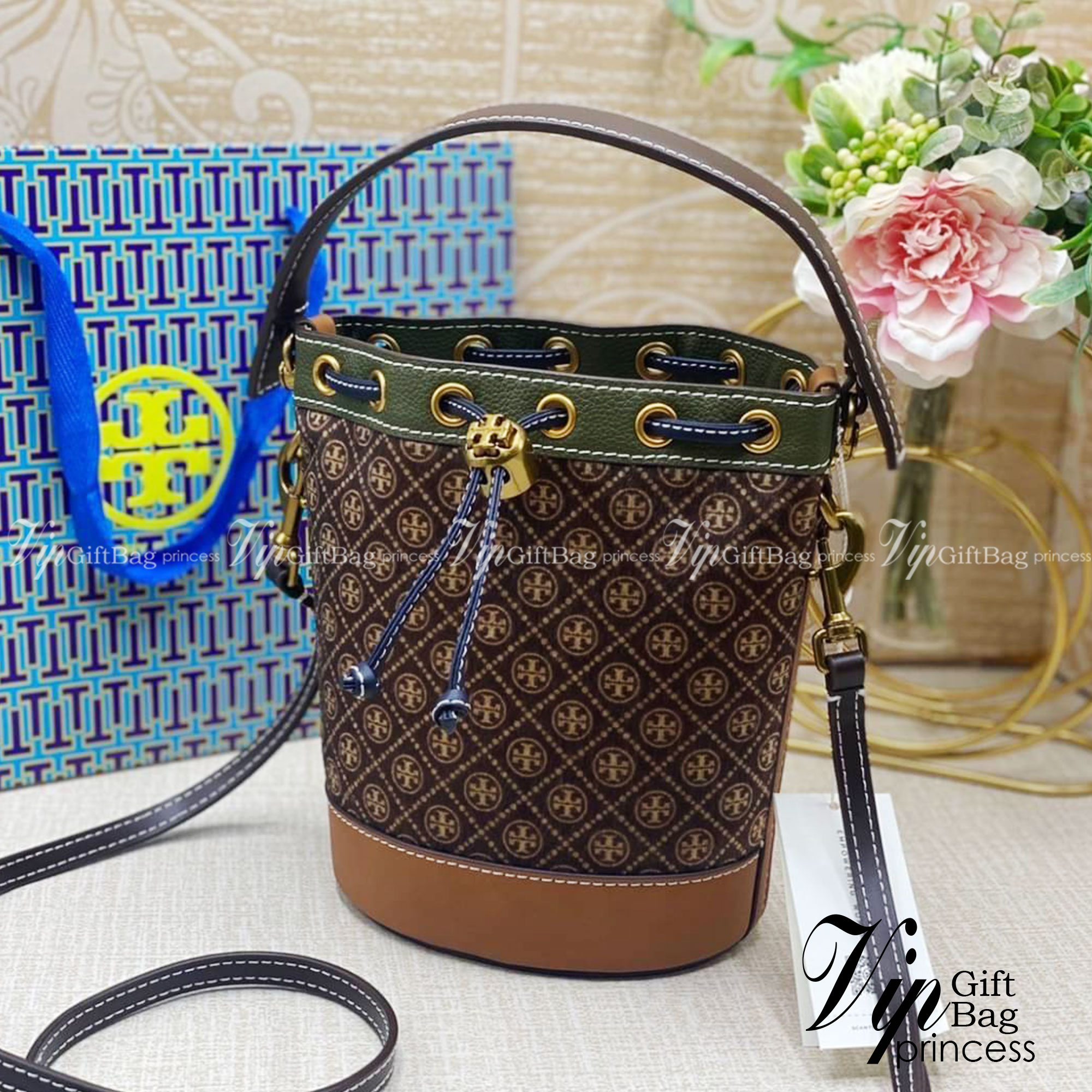 Tory Burch T Monogram Calf Hair Mini Bucket Bag กระเป๋าทรงถังผลิตขึ้นอย่างพิถีพิถันด้วยขนลูกวัวพิมพ์ลาย ตัดแต่งหนังอย่างดี