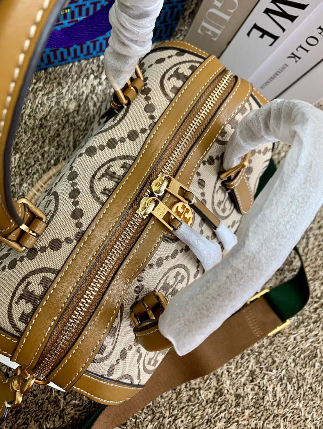 สวยก่อนใครแน่นอนค่ะนาทีนี้💋 💥รุ่นที่กำลังฮิตมากตอนนี้ของเหล่าคนดังใน ตปท.! TORY BURCH T MONOGRAM JACQUARD BARREL ((ใบใหญ่)) พร้อมส่งที่ไทยทันที! กระเป๋าทรงหมอนจาก Tory burch วัสดุ jacquardทอลายแบรด์+หนังแท้ ได้สวยงามหรู ดูคลาสสิคมากๆค่ะ เป